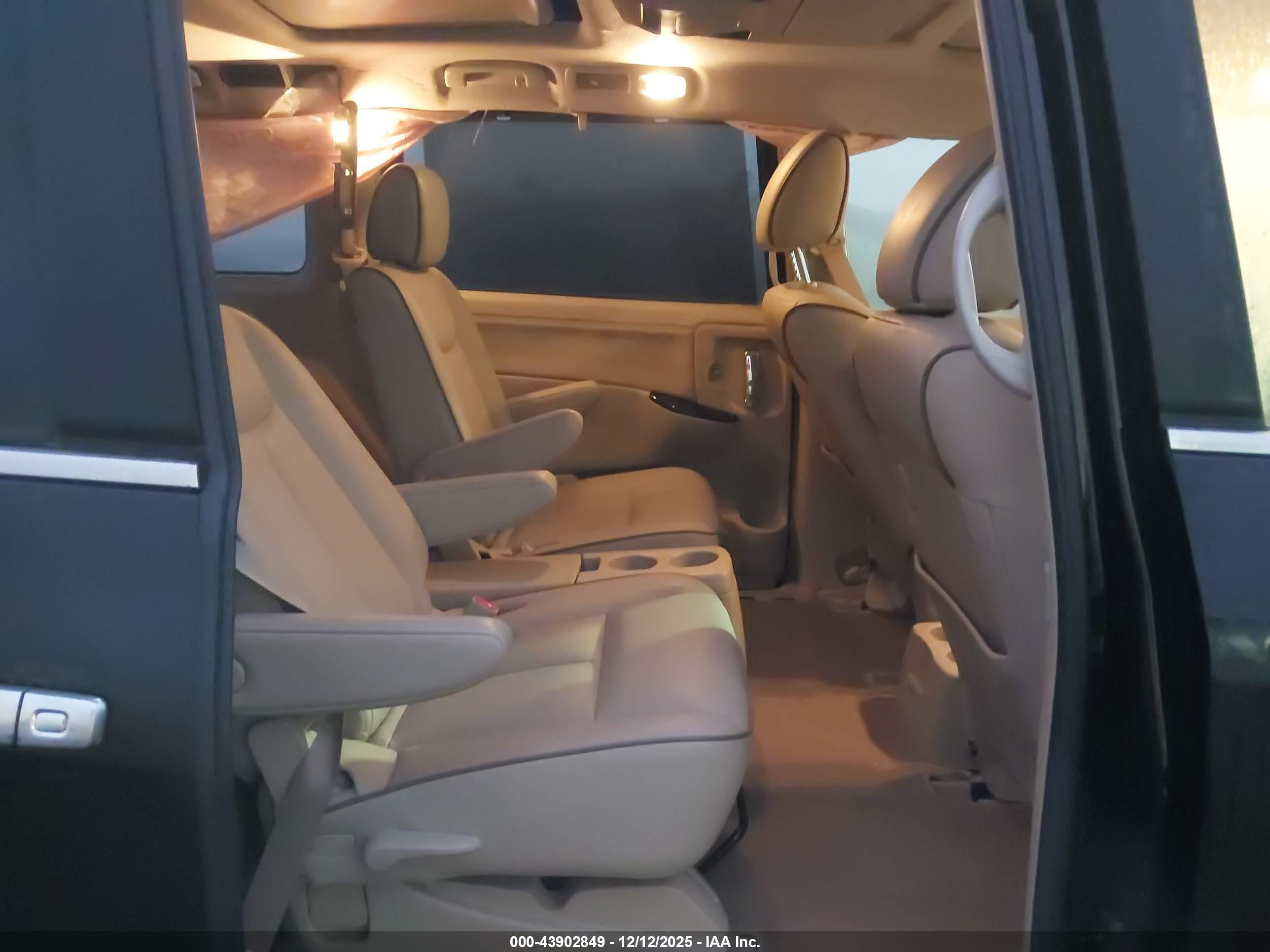 NISSAN QUEST image 8