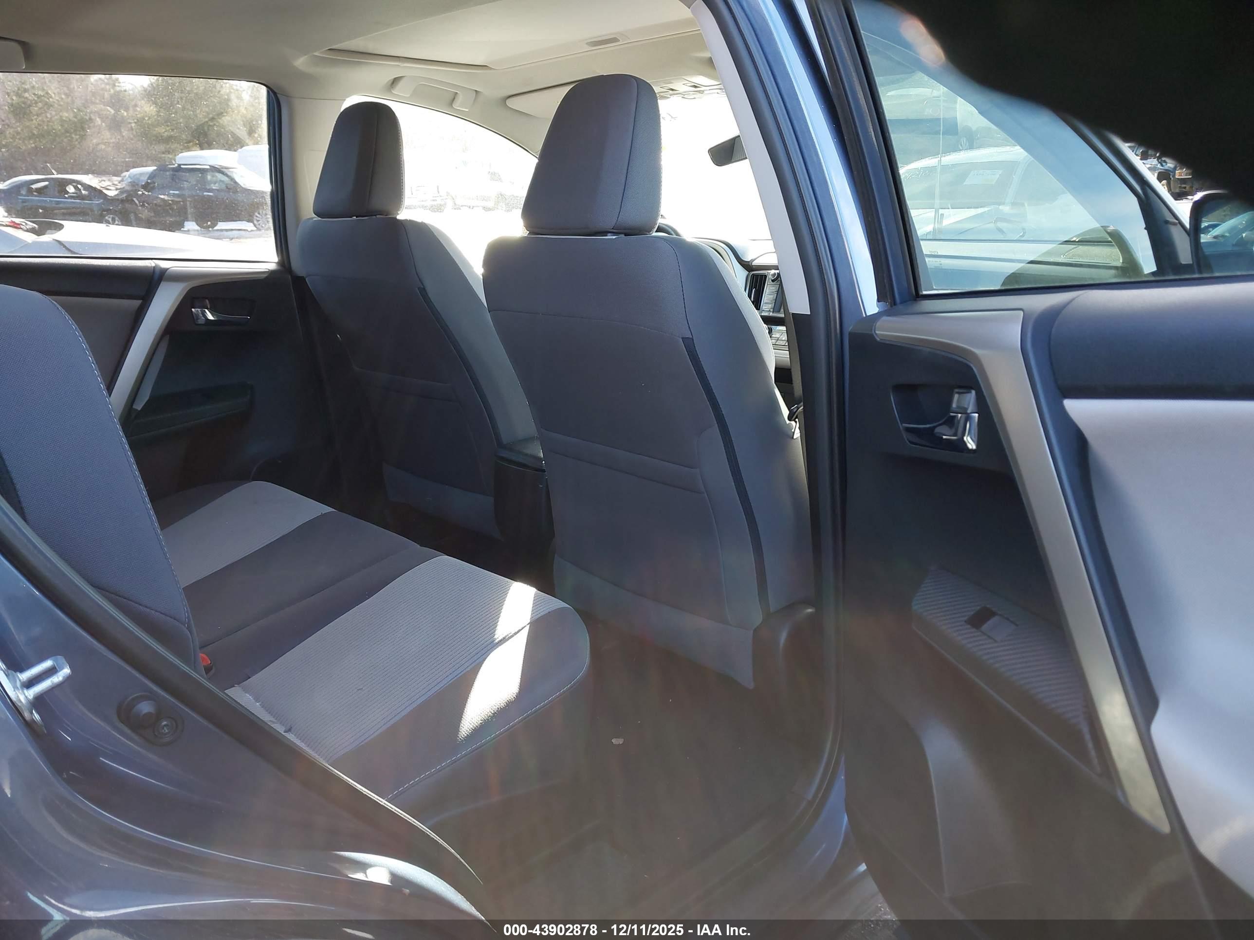 TOYOTA RAV4 image 8