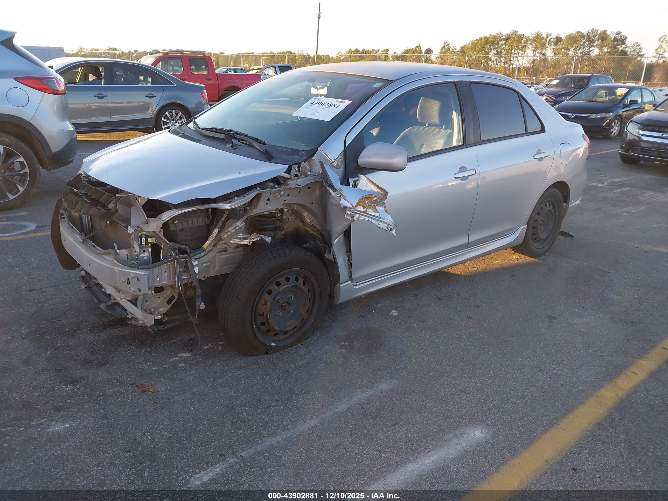 TOYOTA YARIS image 2
