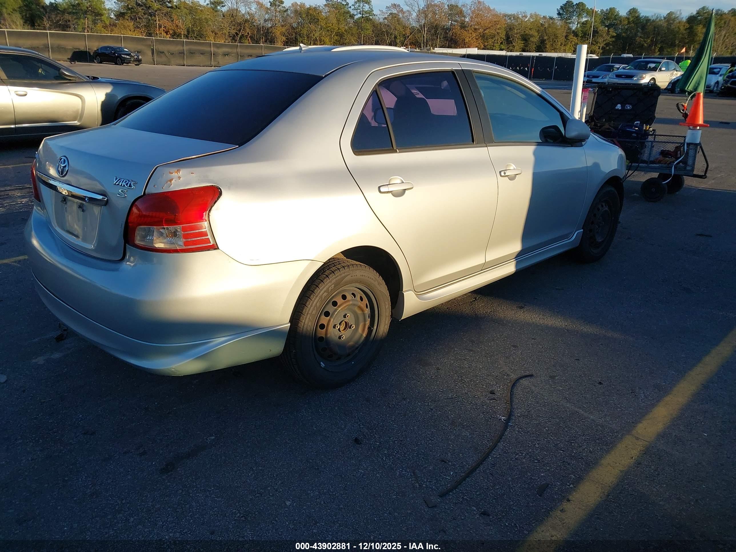 TOYOTA YARIS image 4