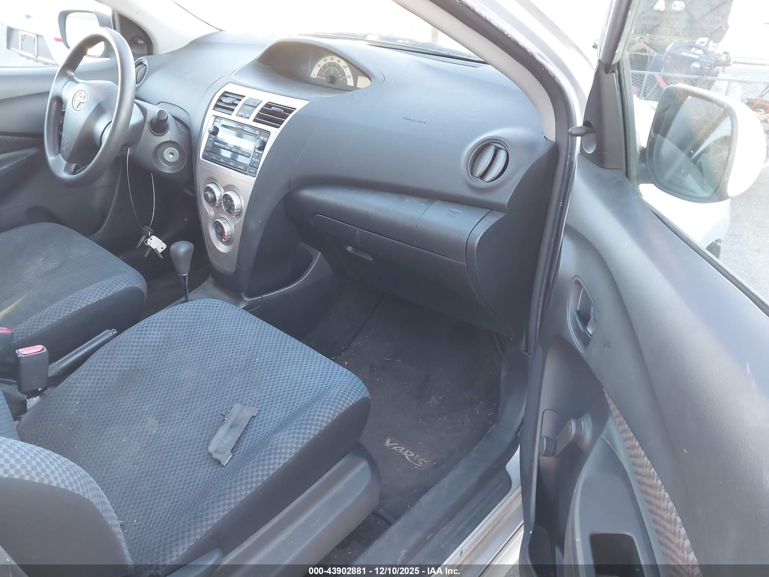 TOYOTA YARIS image 5
