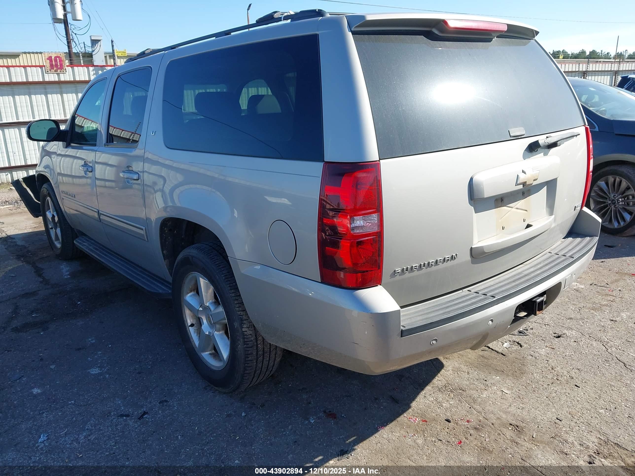 CHEVROLET SUBURBAN image 3