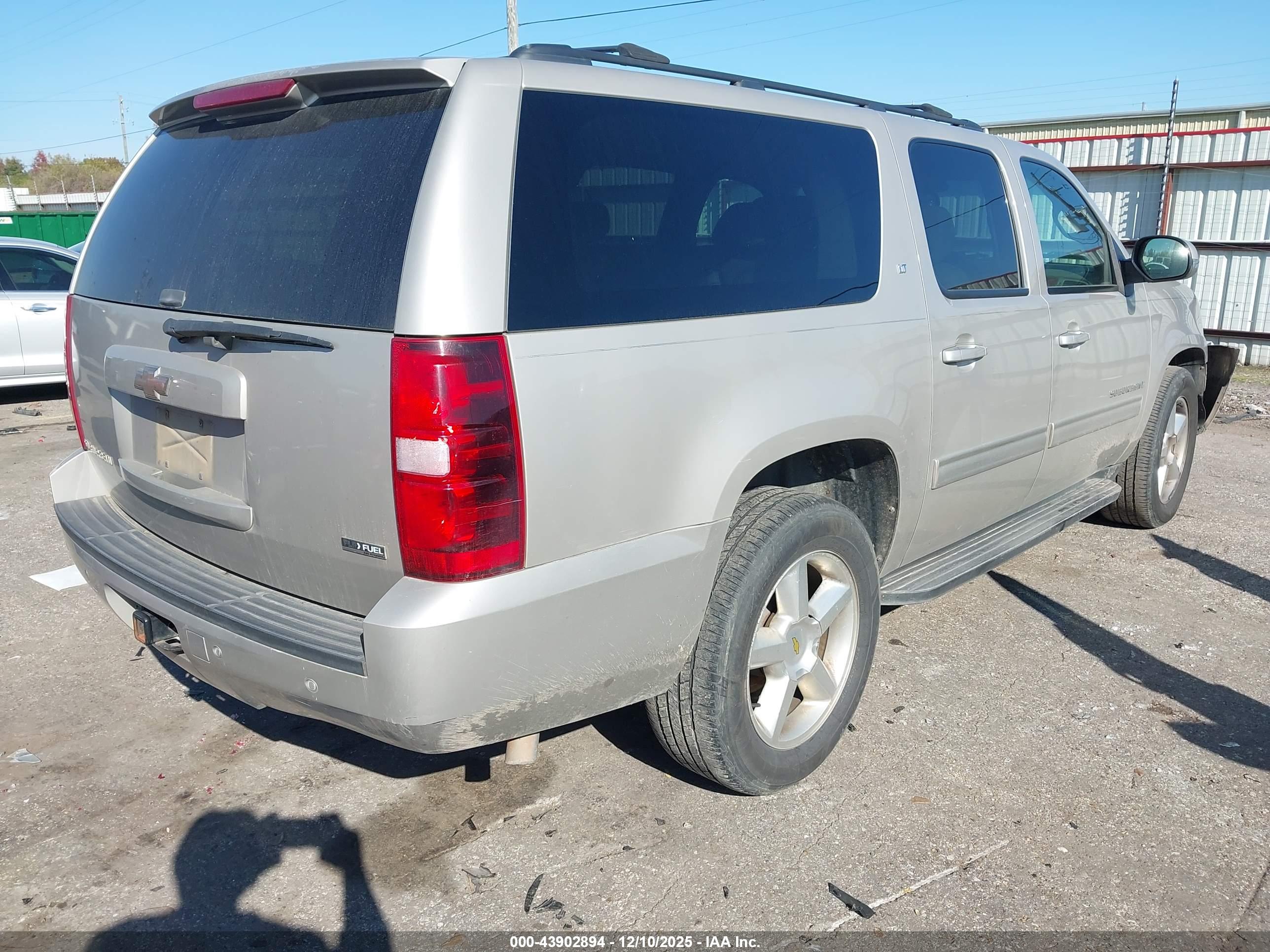 CHEVROLET SUBURBAN image 4