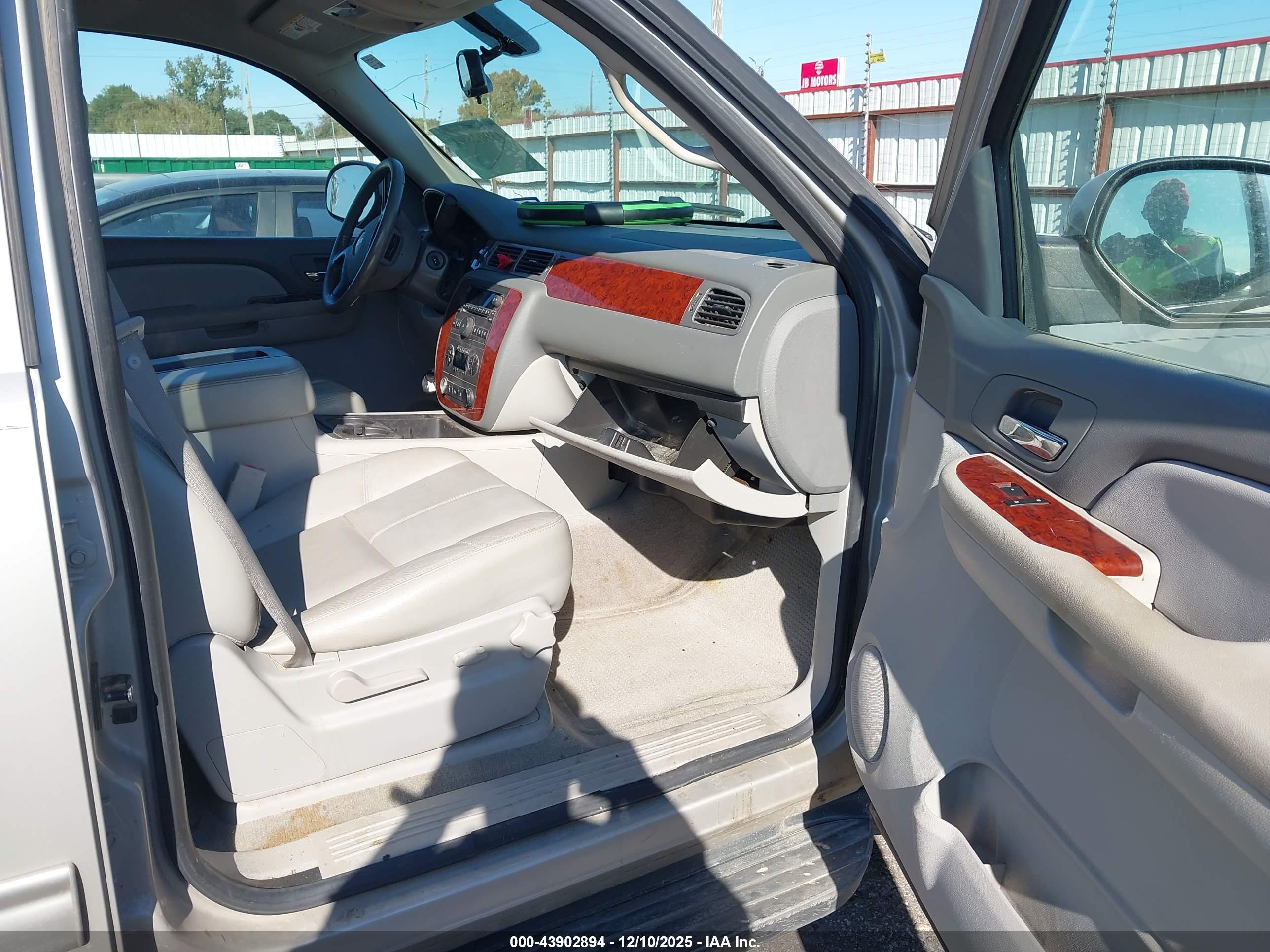 CHEVROLET SUBURBAN image 5