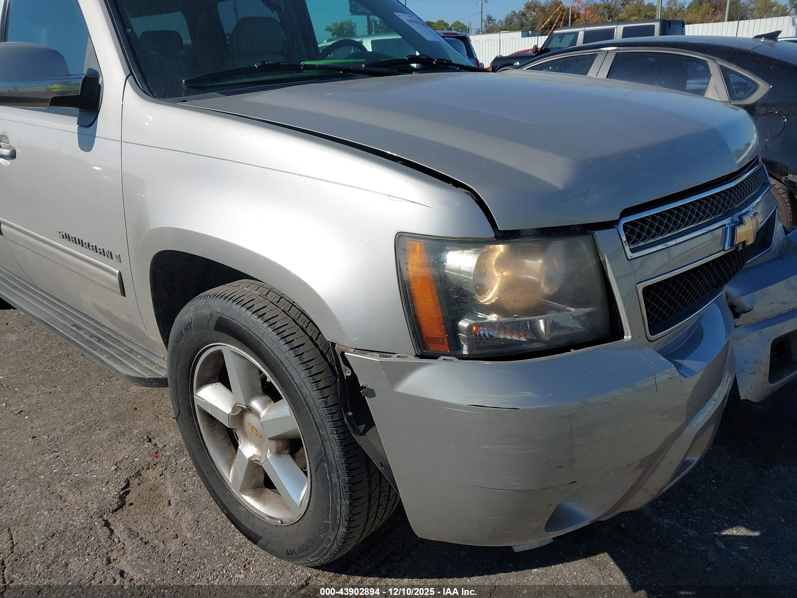 CHEVROLET SUBURBAN image 6