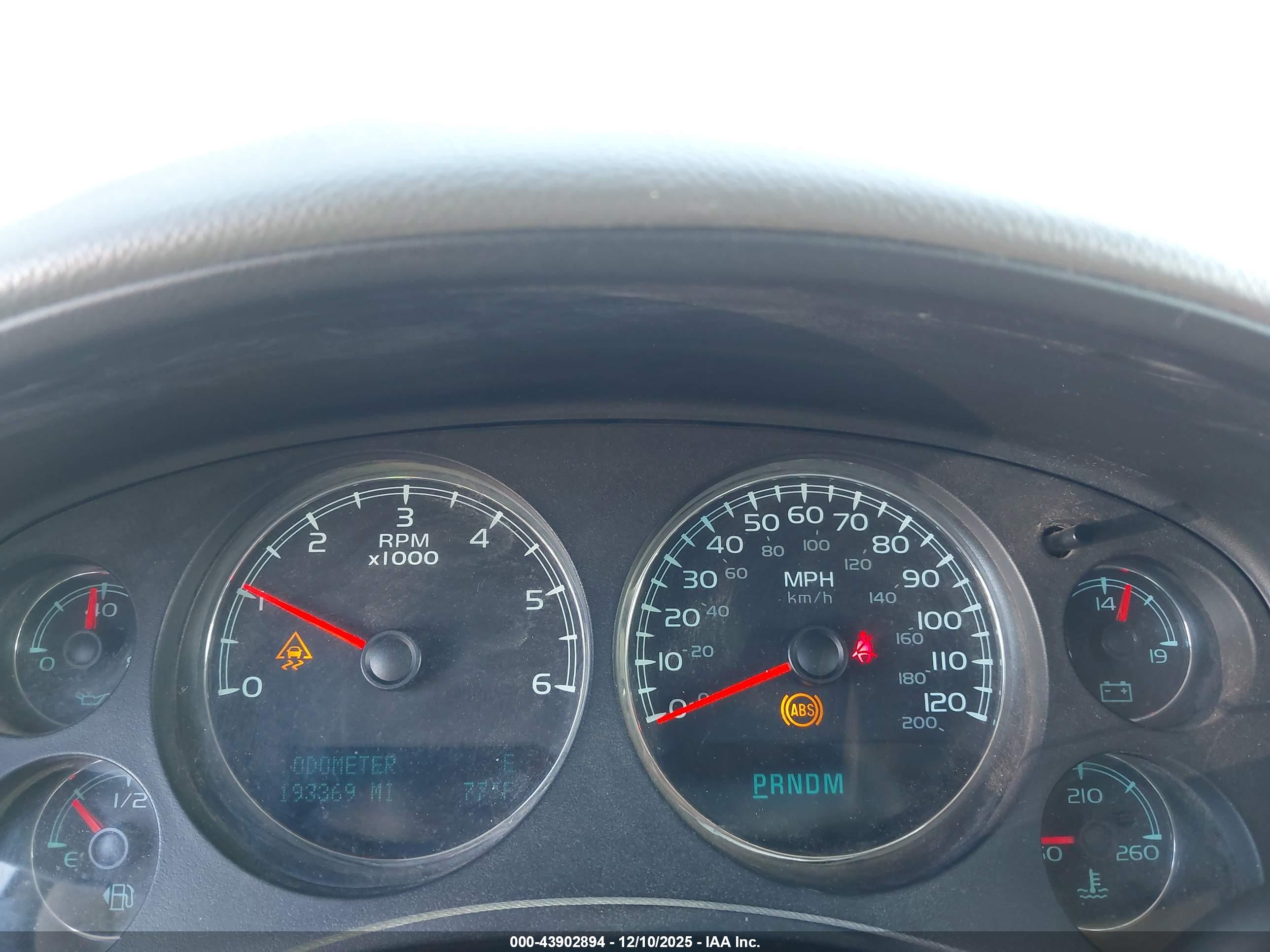 CHEVROLET SUBURBAN image 7