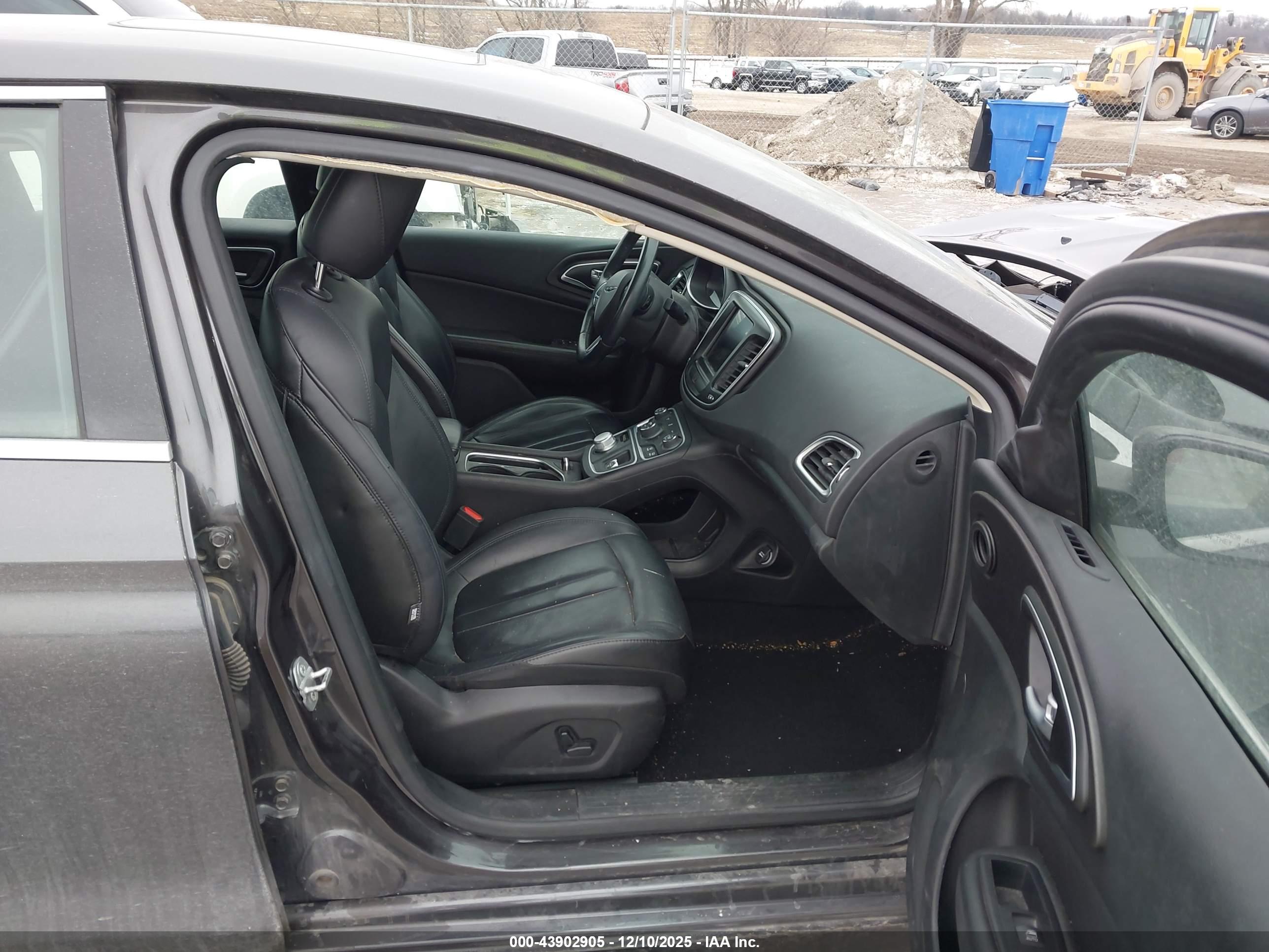 CHRYSLER 200 image 5