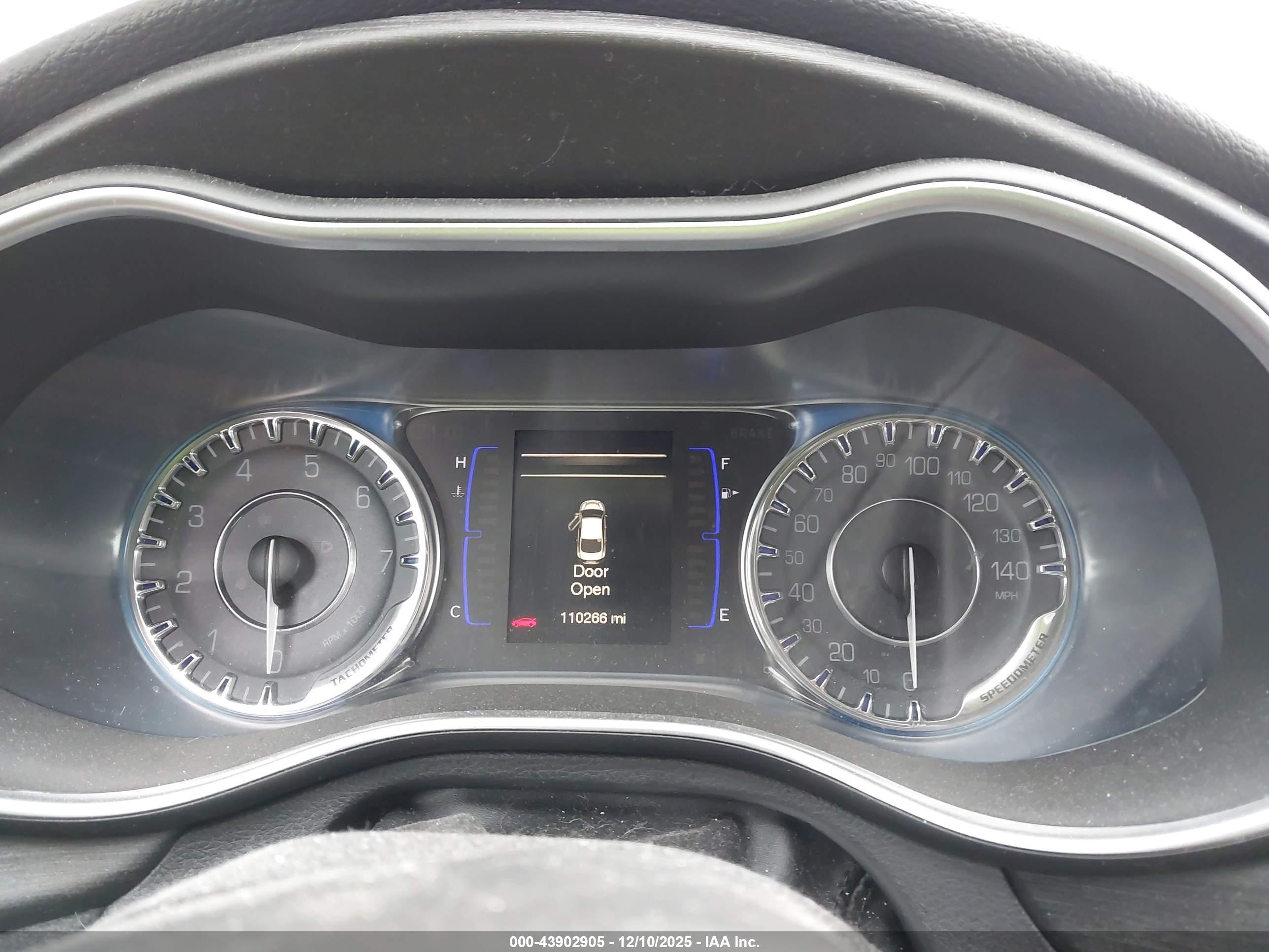 CHRYSLER 200 image 7