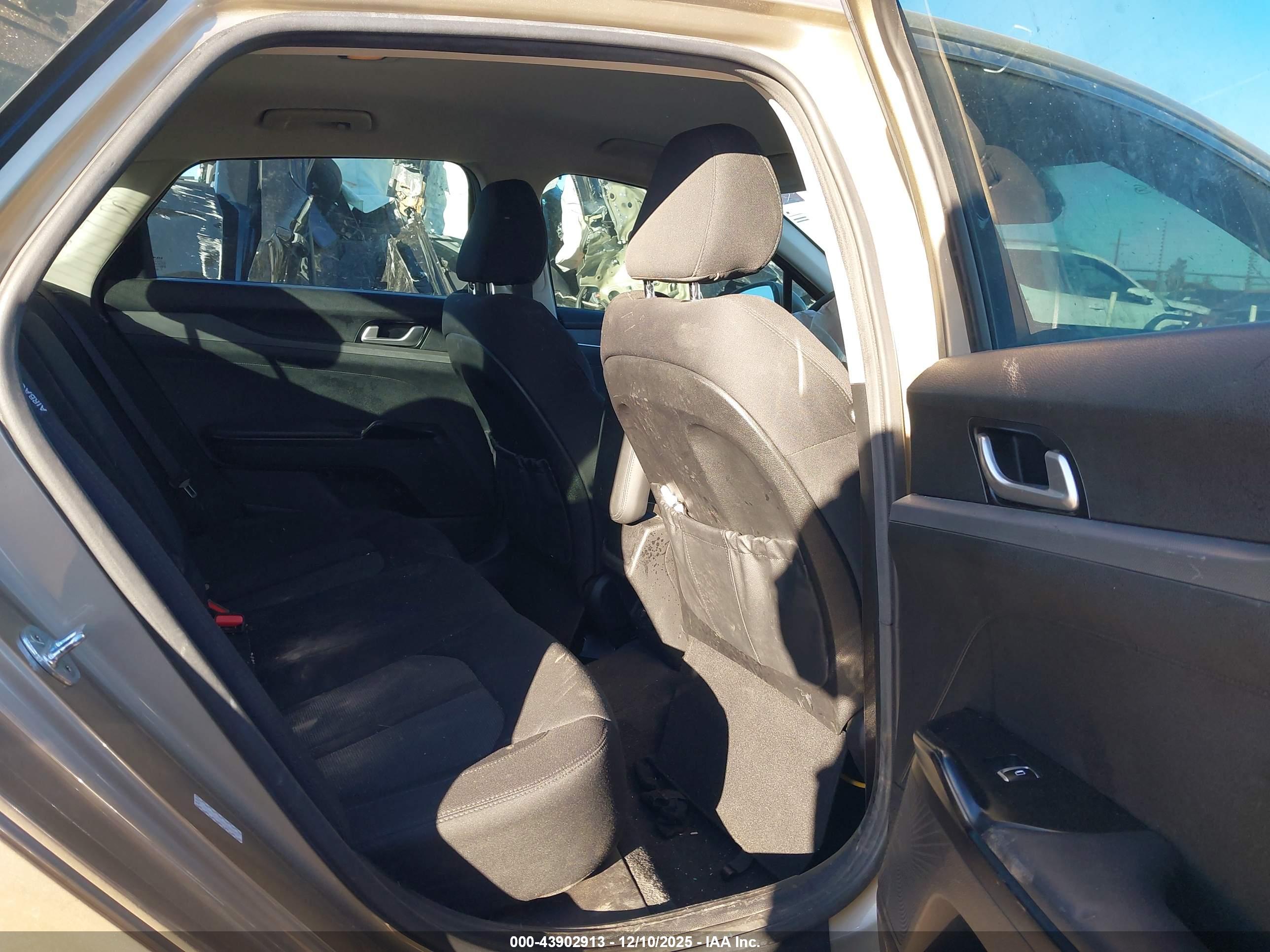KIA K5 image 8