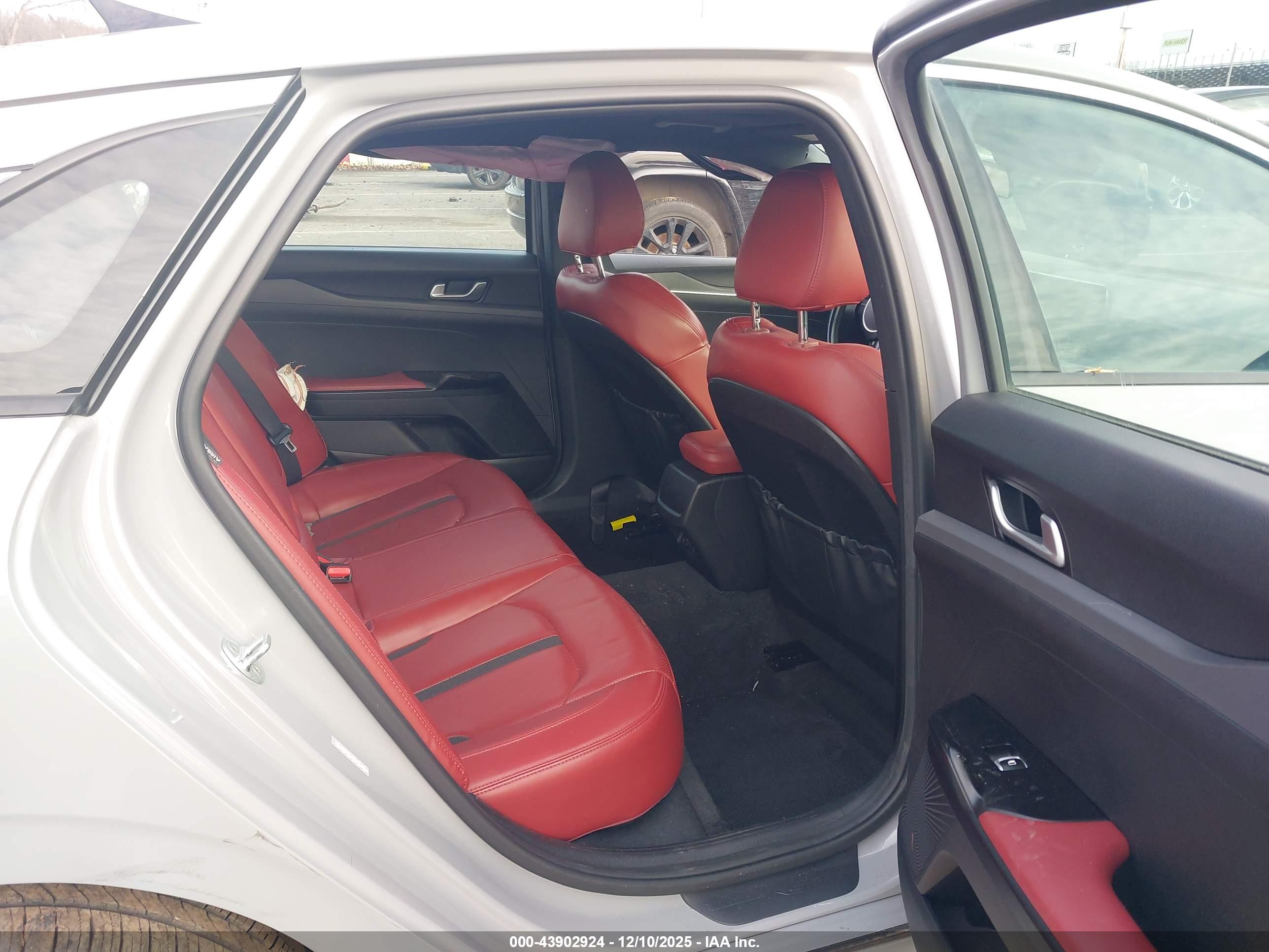KIA K5 image 8