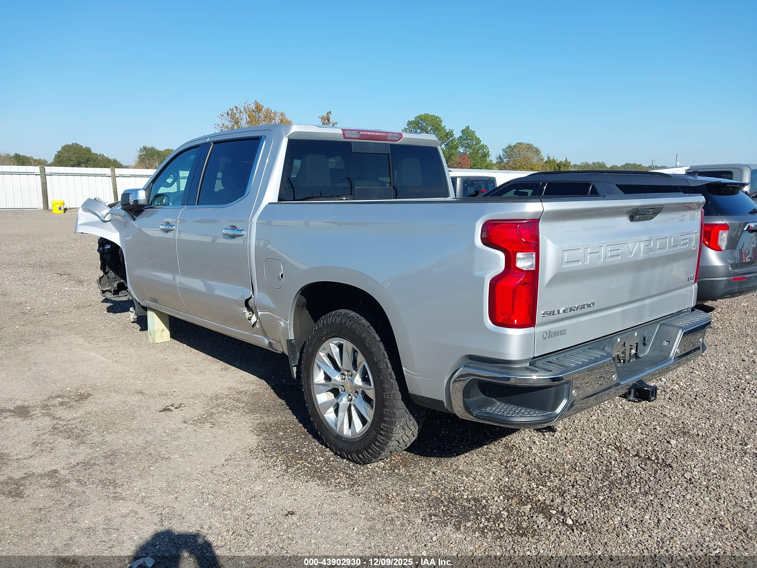 CHEVROLET SILVERADO image 3