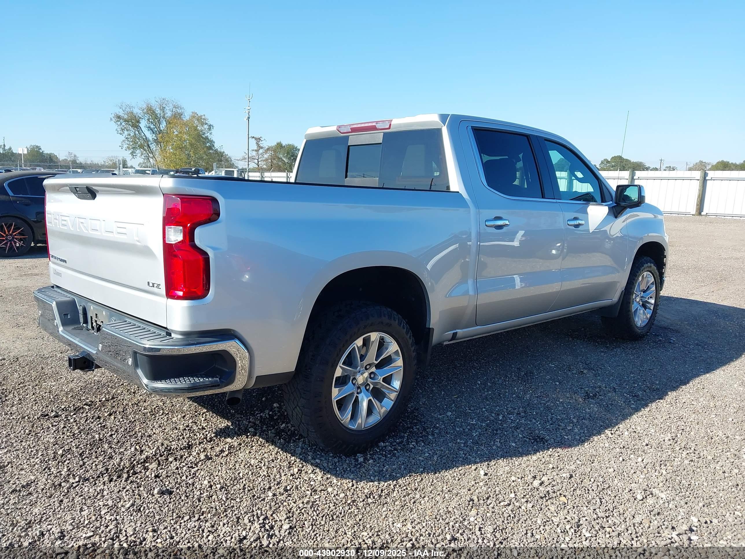 CHEVROLET SILVERADO image 4