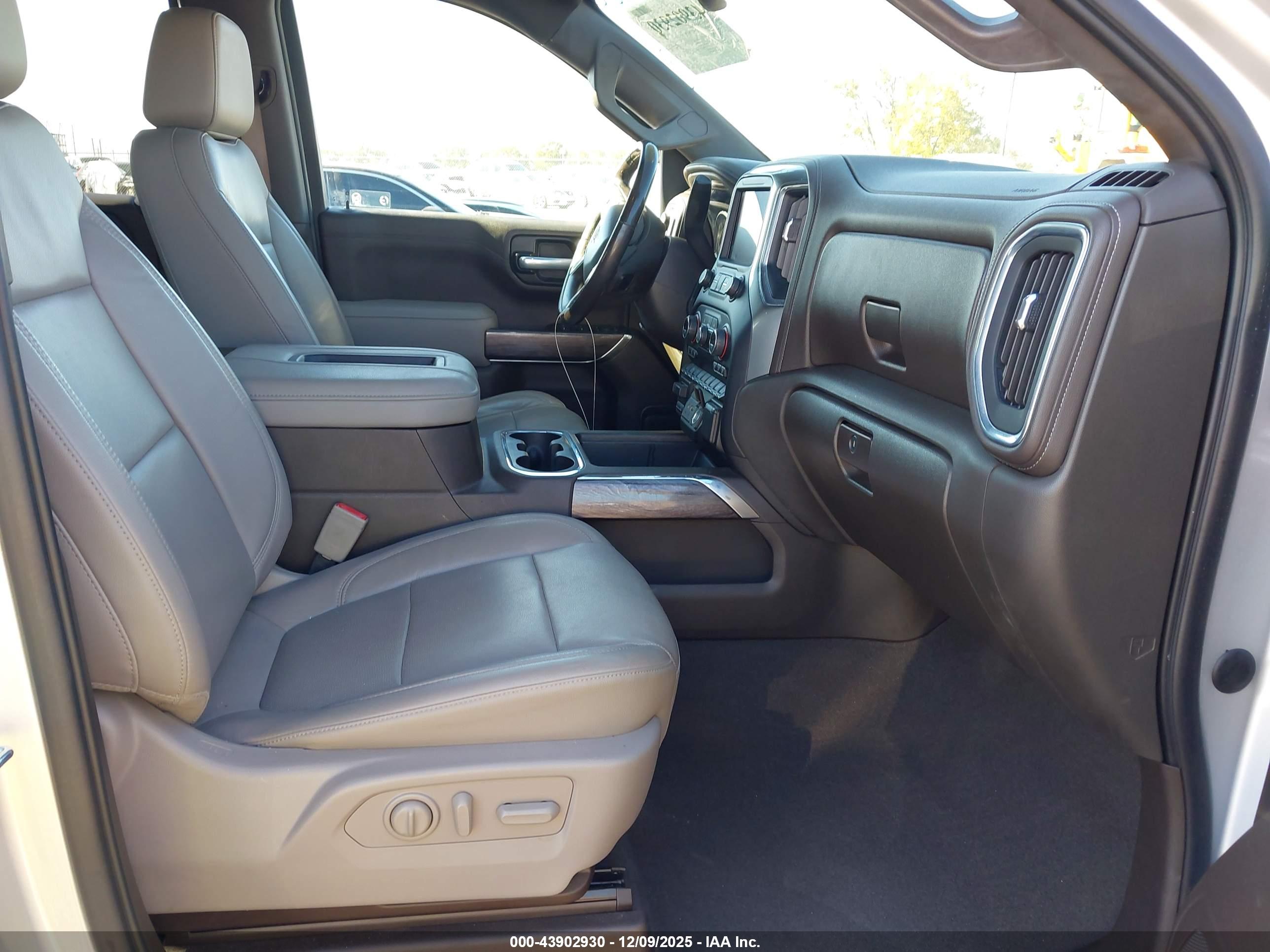CHEVROLET SILVERADO image 5