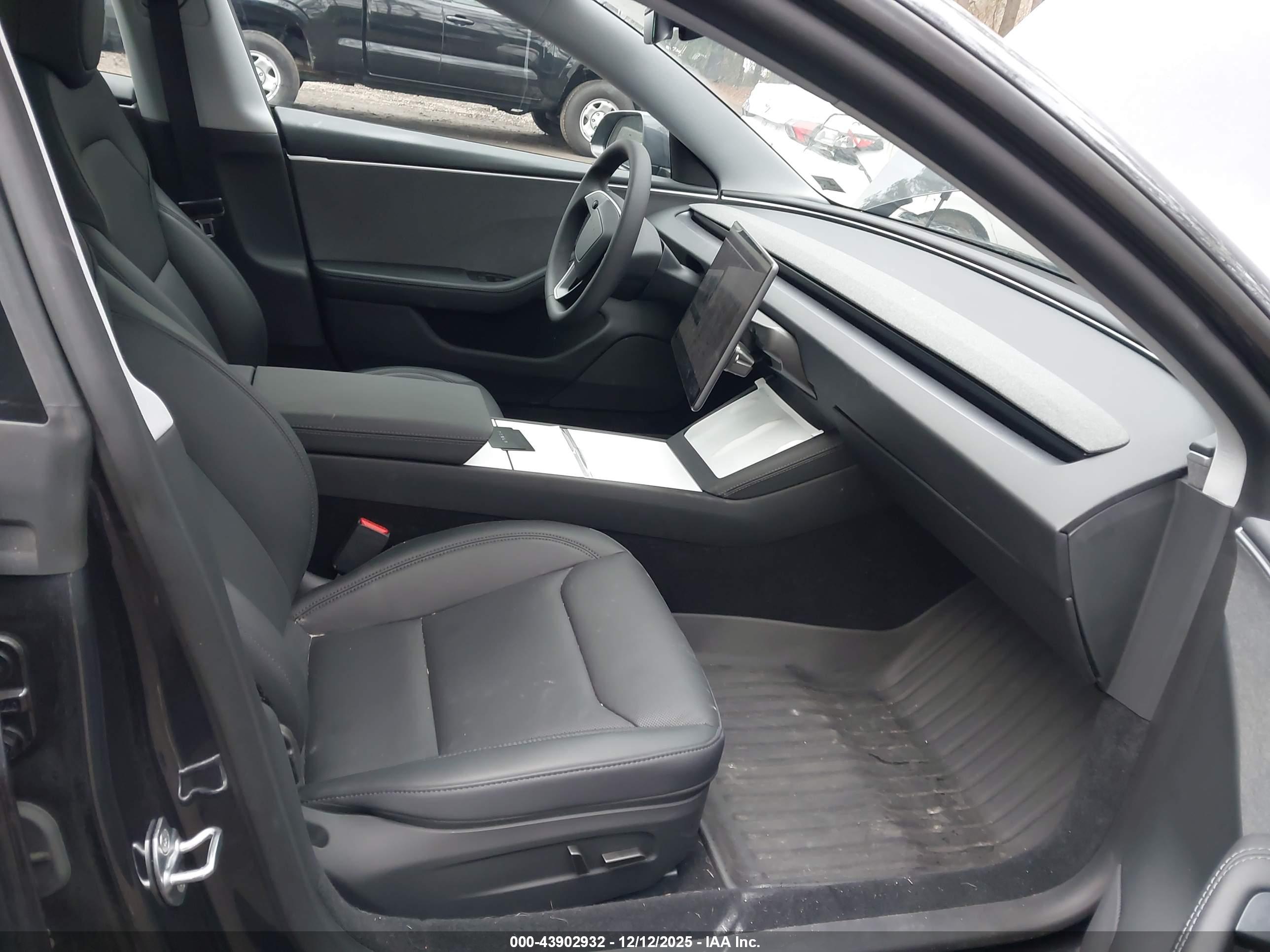 TESLA MODEL image 5