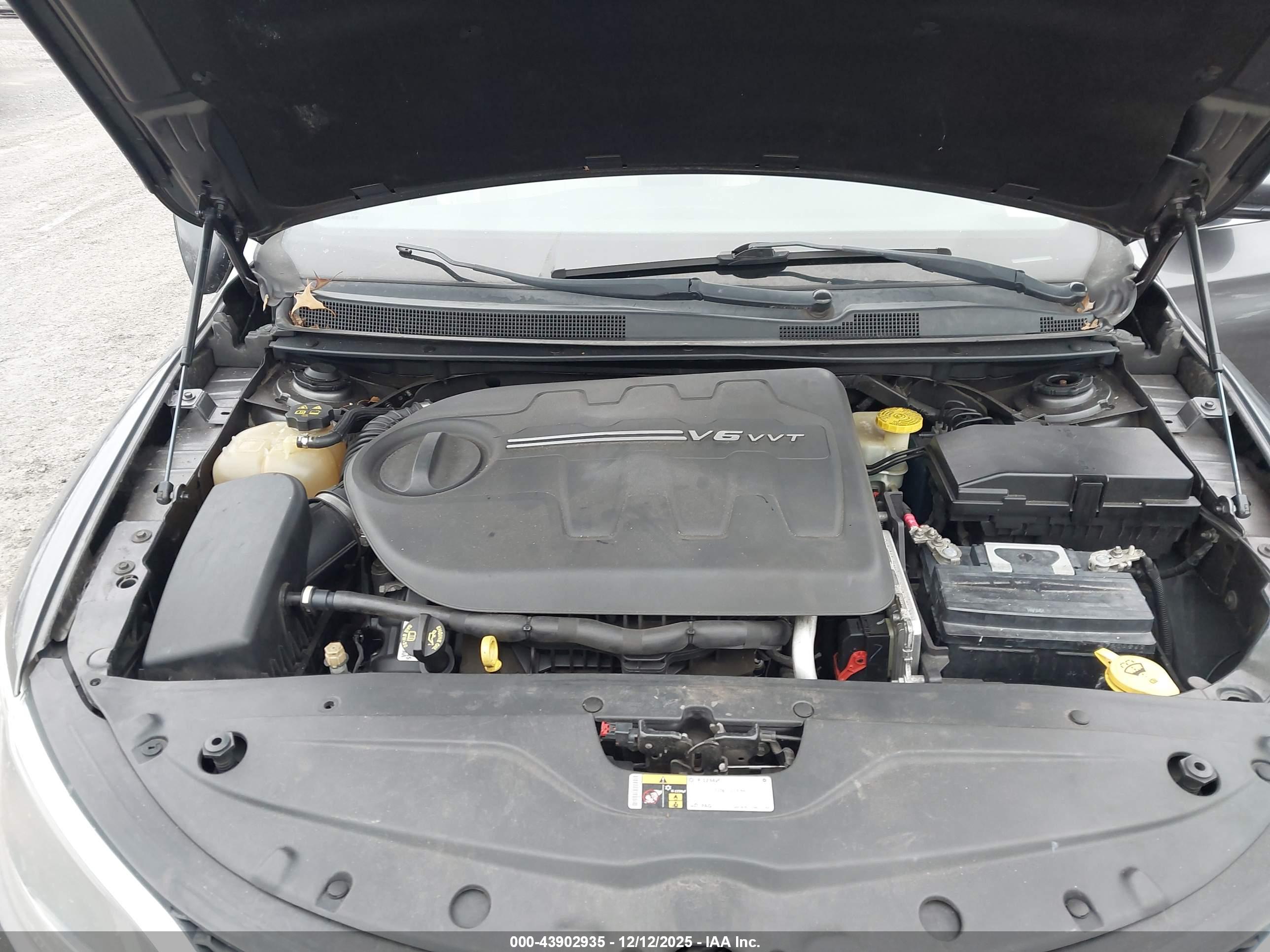 CHRYSLER 200 image 10