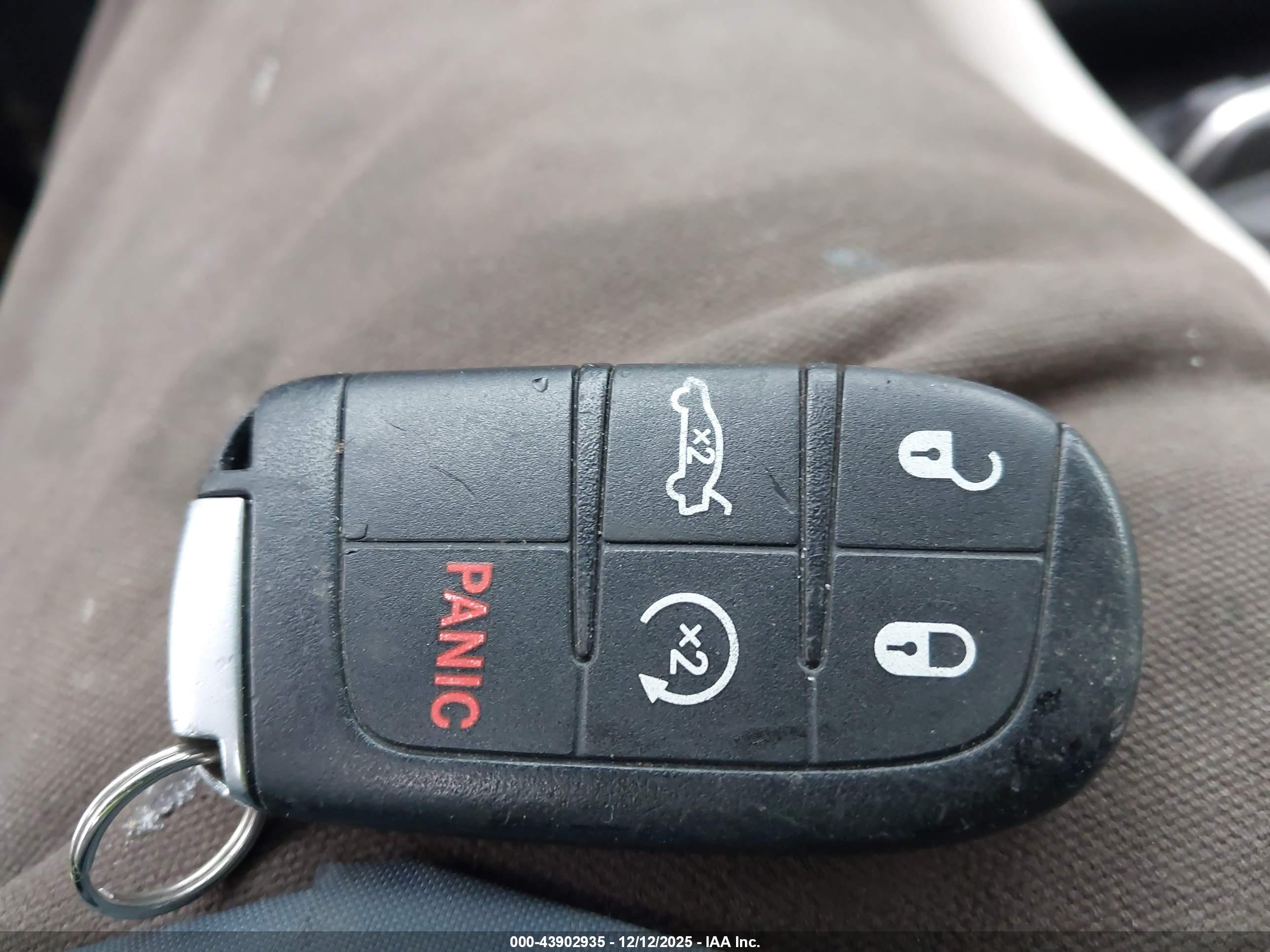 CHRYSLER 200 image 11