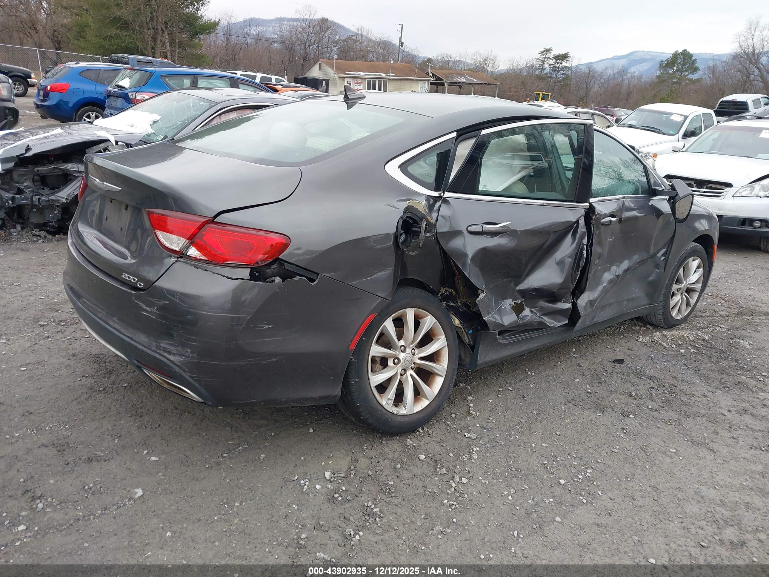 CHRYSLER 200 image 4