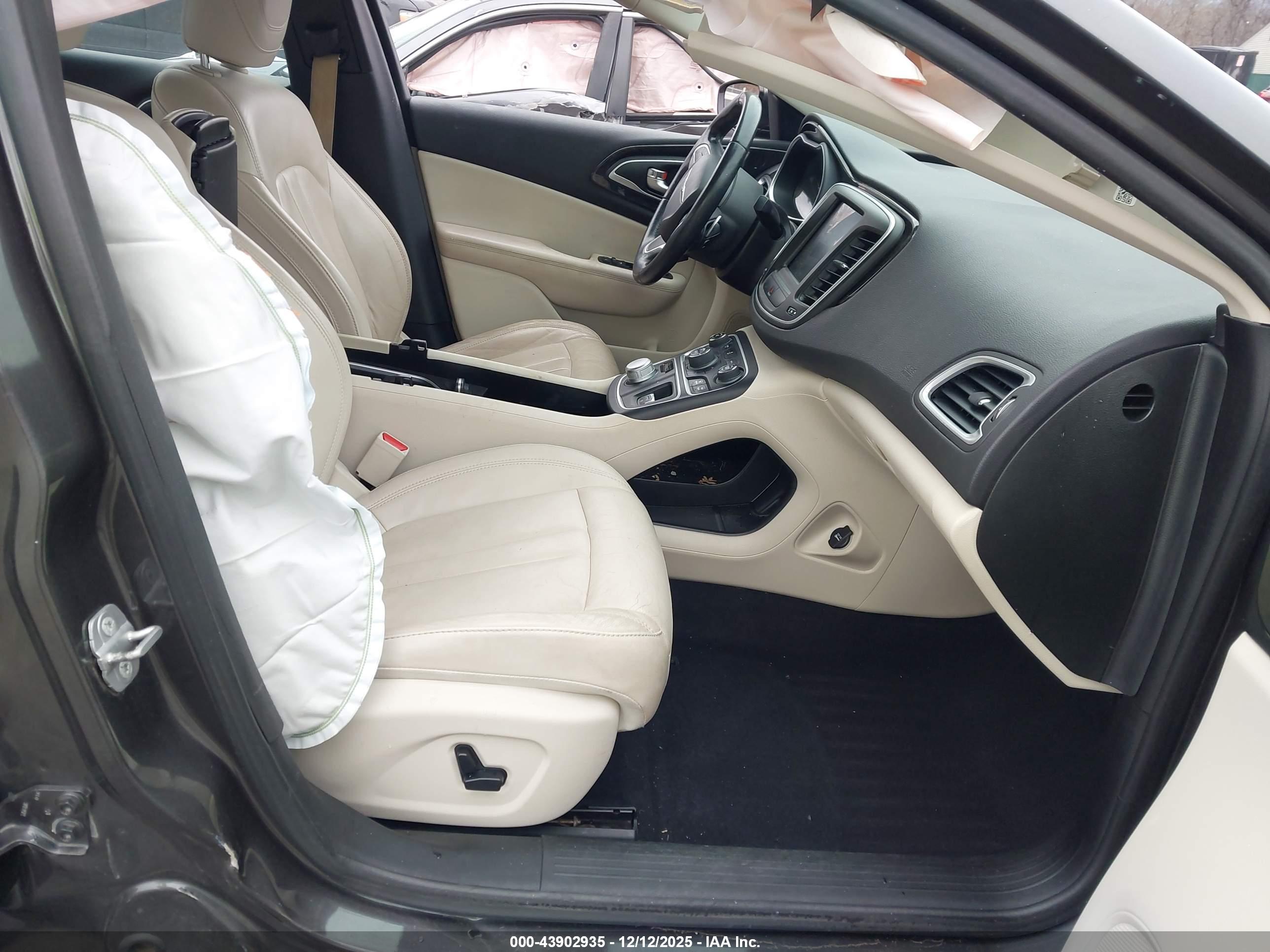 CHRYSLER 200 image 5