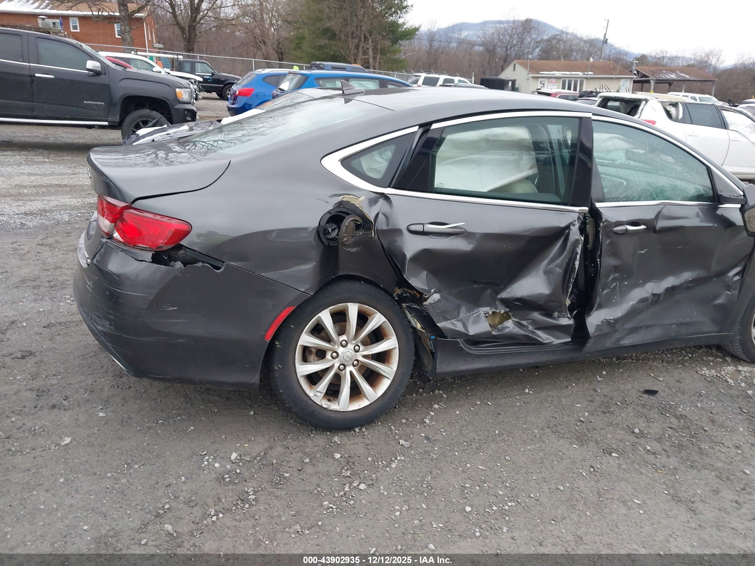 CHRYSLER 200 image 6