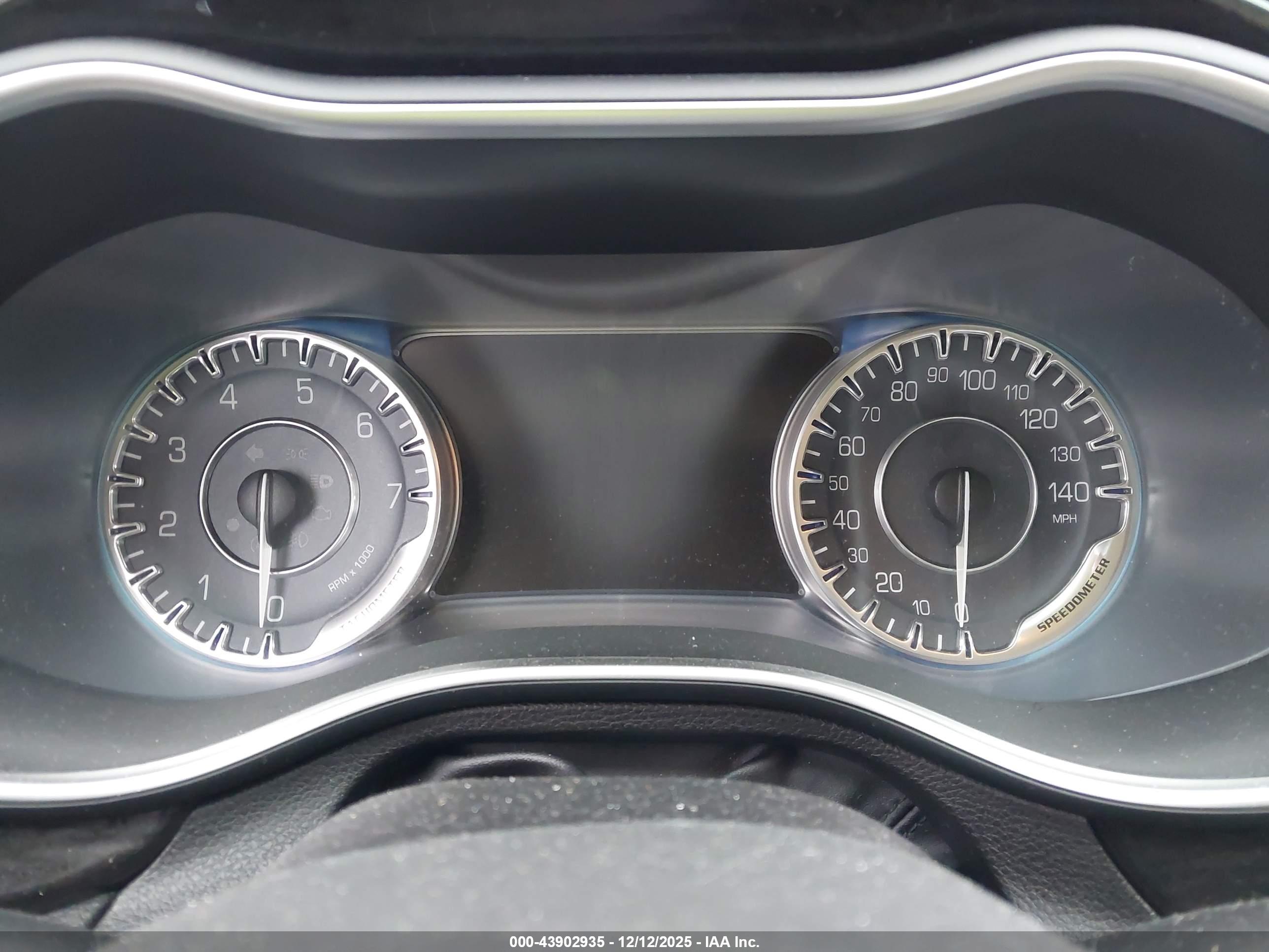CHRYSLER 200 image 7