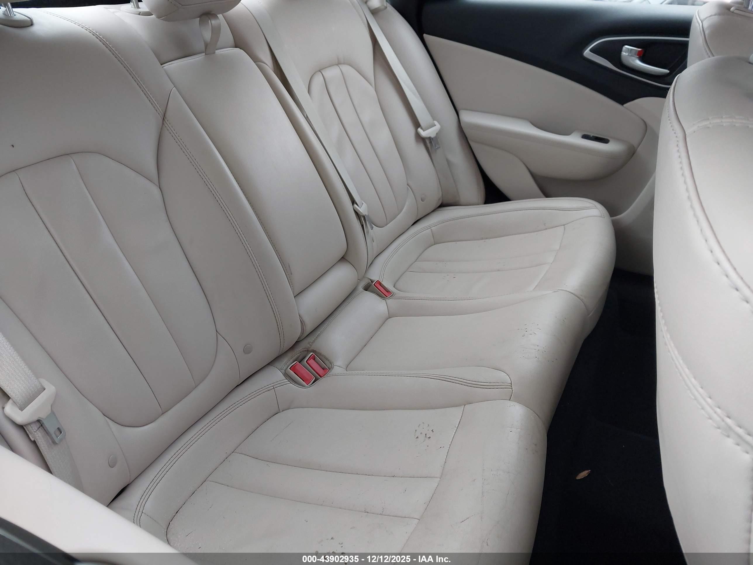 CHRYSLER 200 image 8