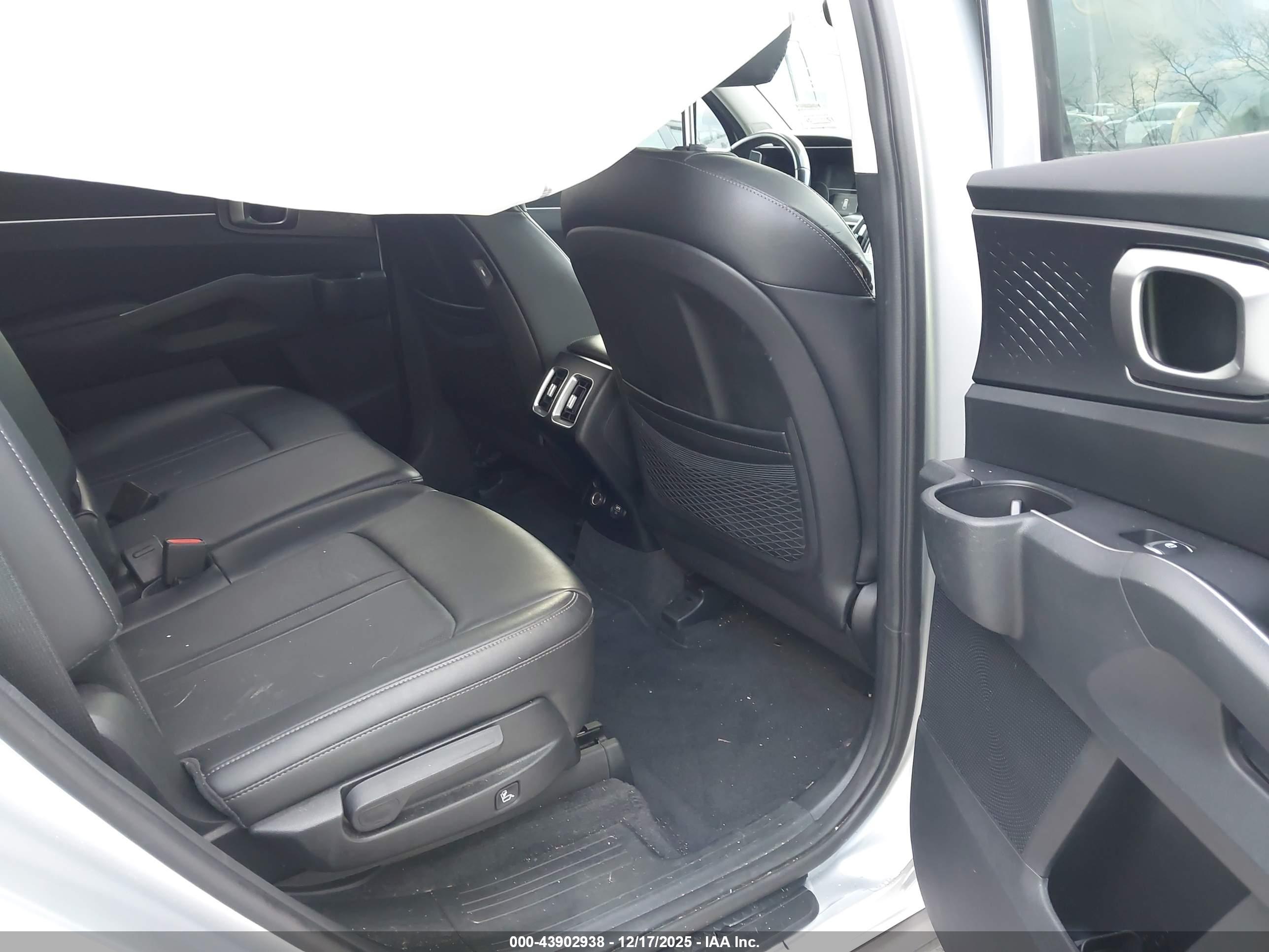 KIA SORENTO image 8