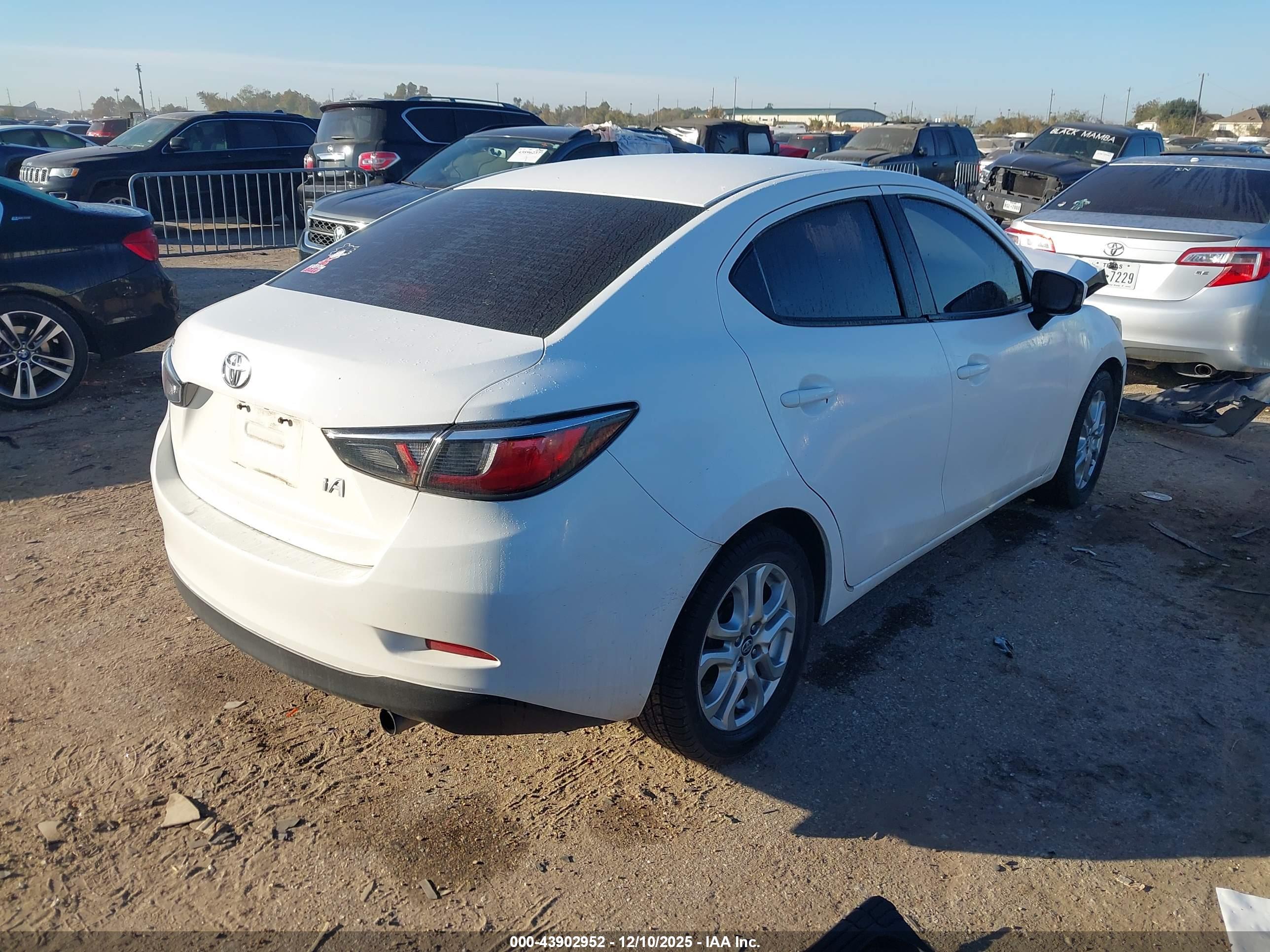 TOYOTA YARIS image 4