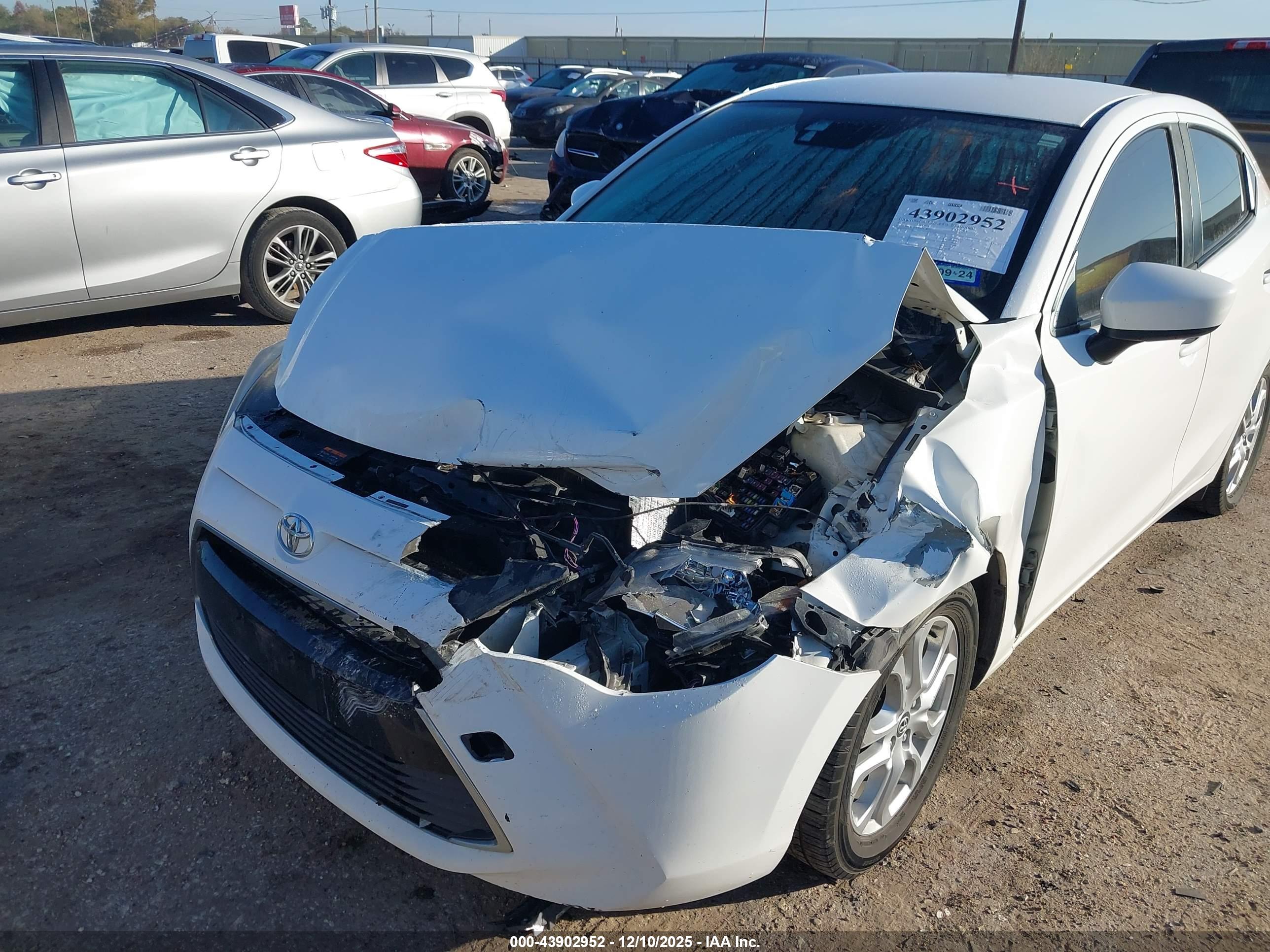 TOYOTA YARIS image 6