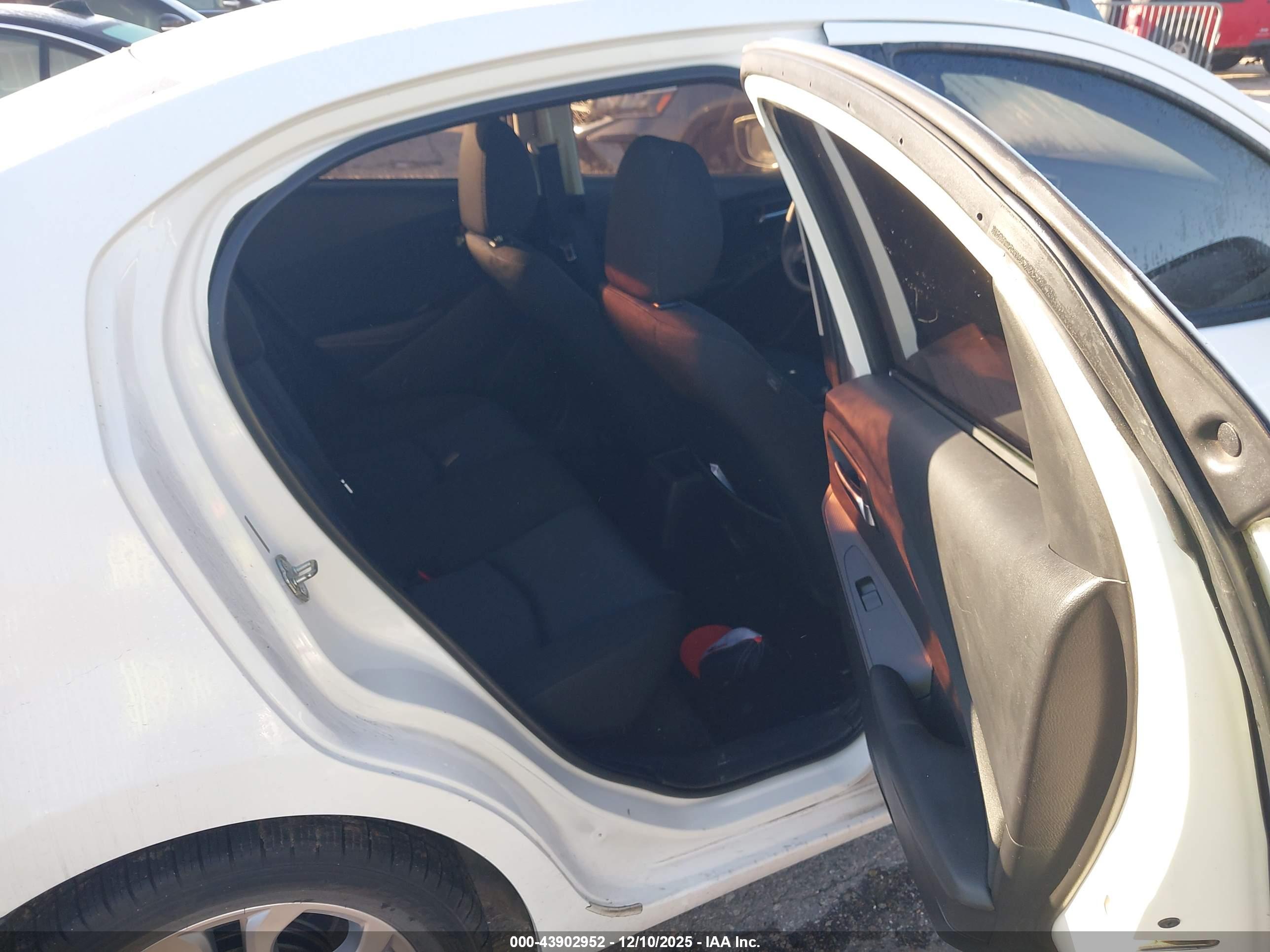 TOYOTA YARIS image 8