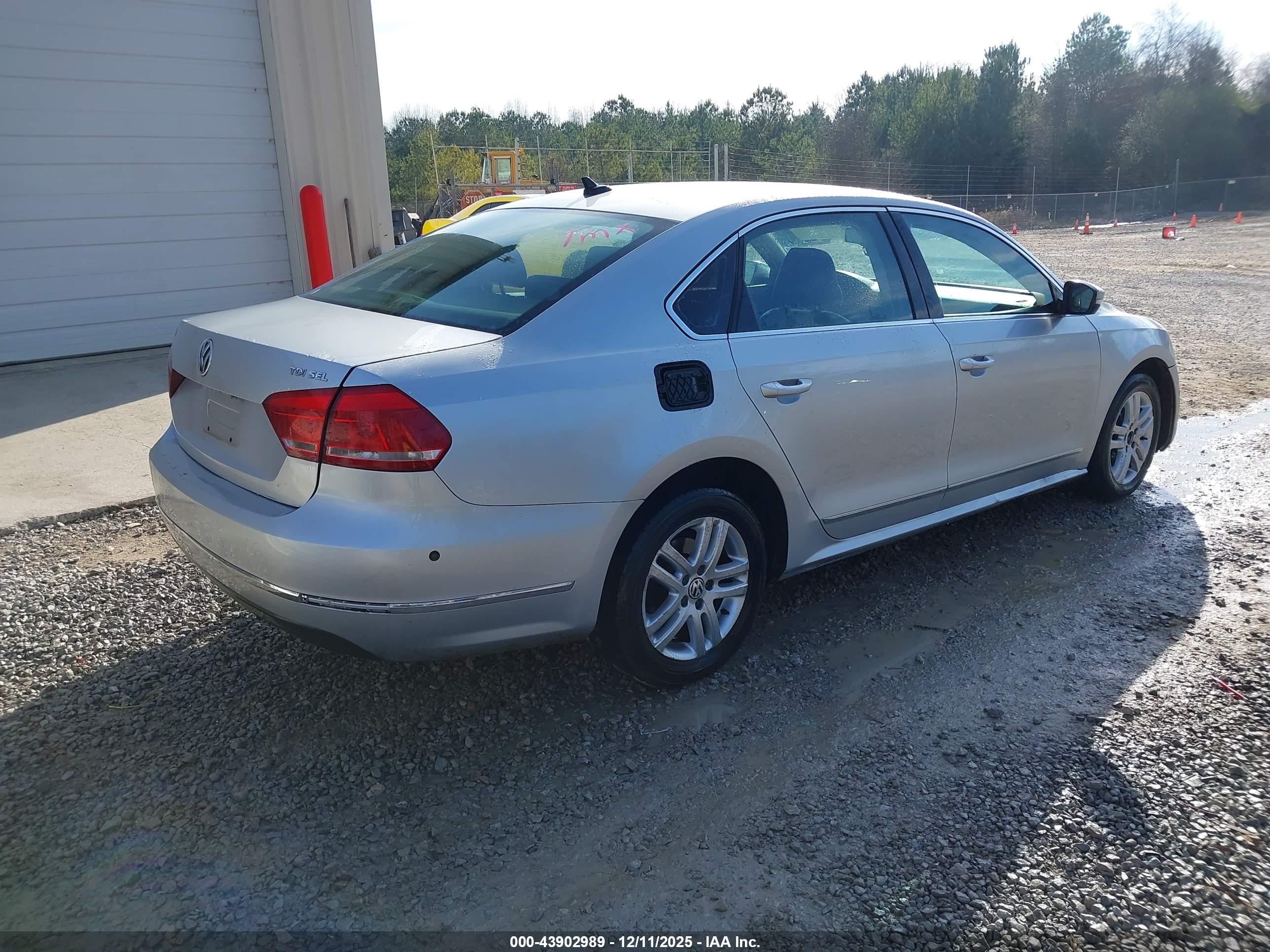 VOLKSWAGEN PASSAT image 4