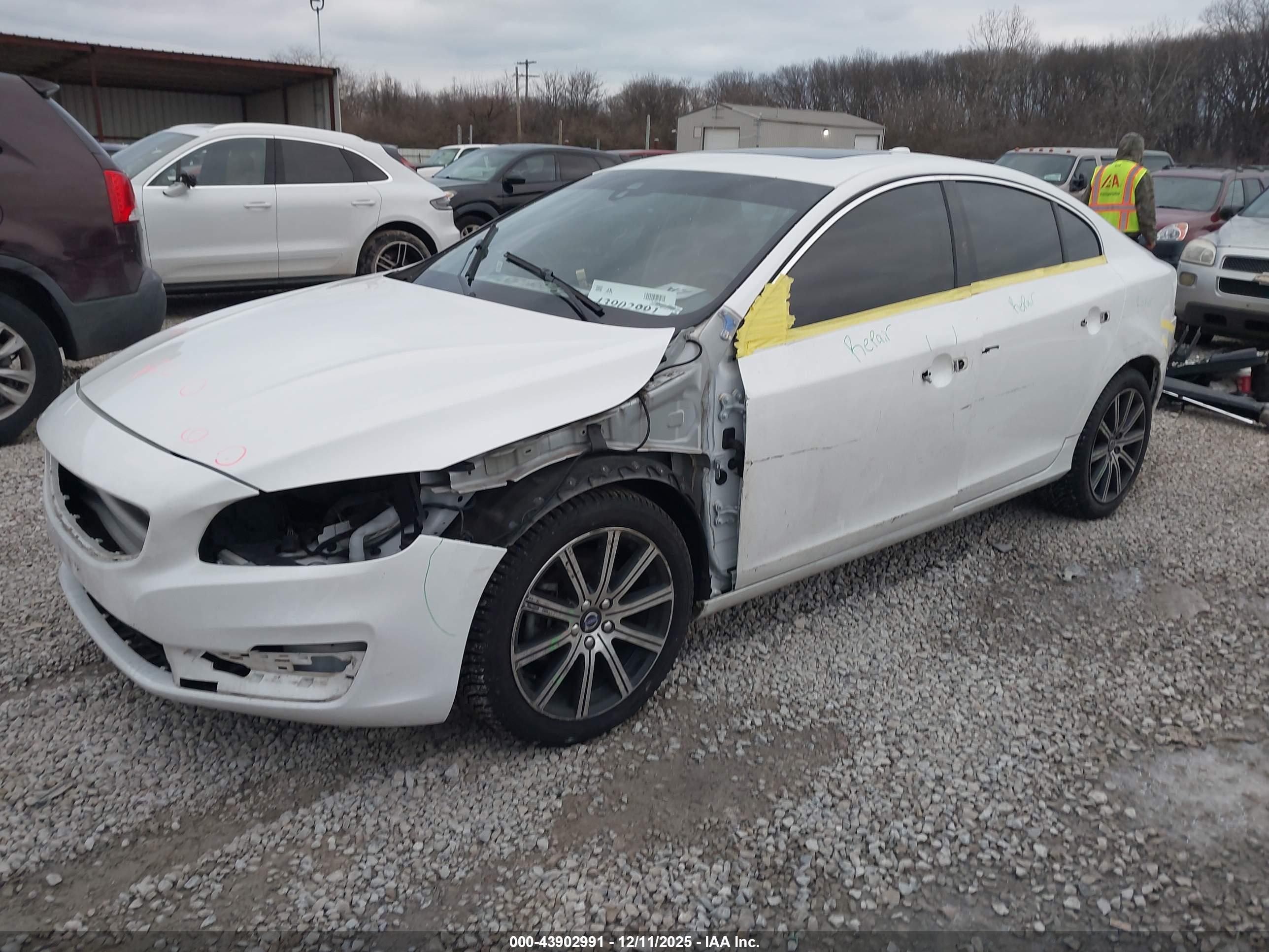 VOLVO S60 image 2