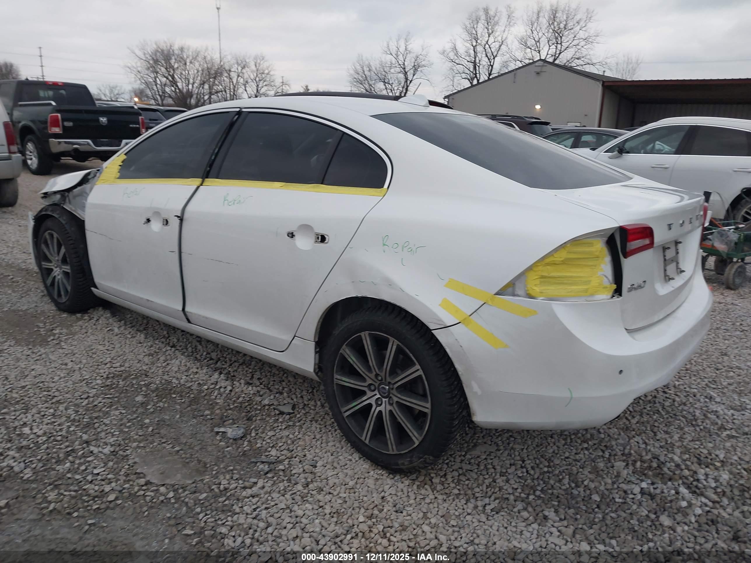 VOLVO S60 image 3