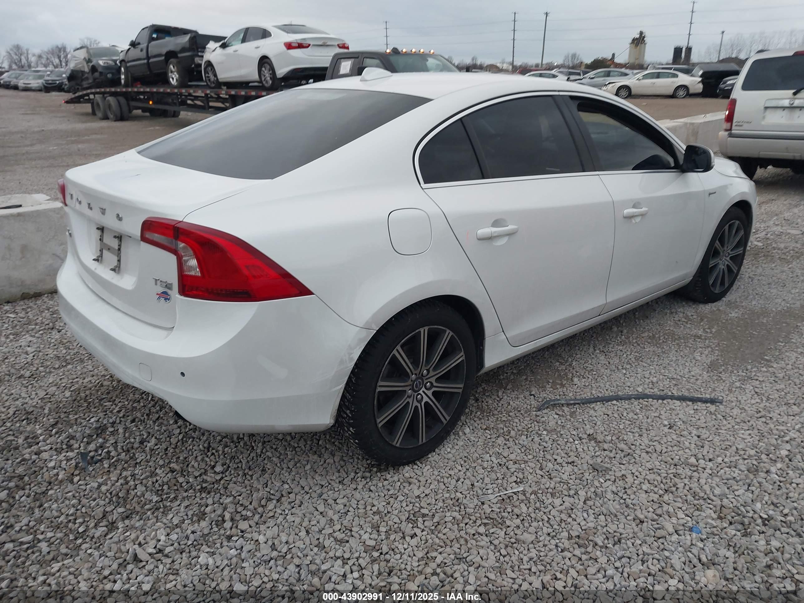 VOLVO S60 image 4