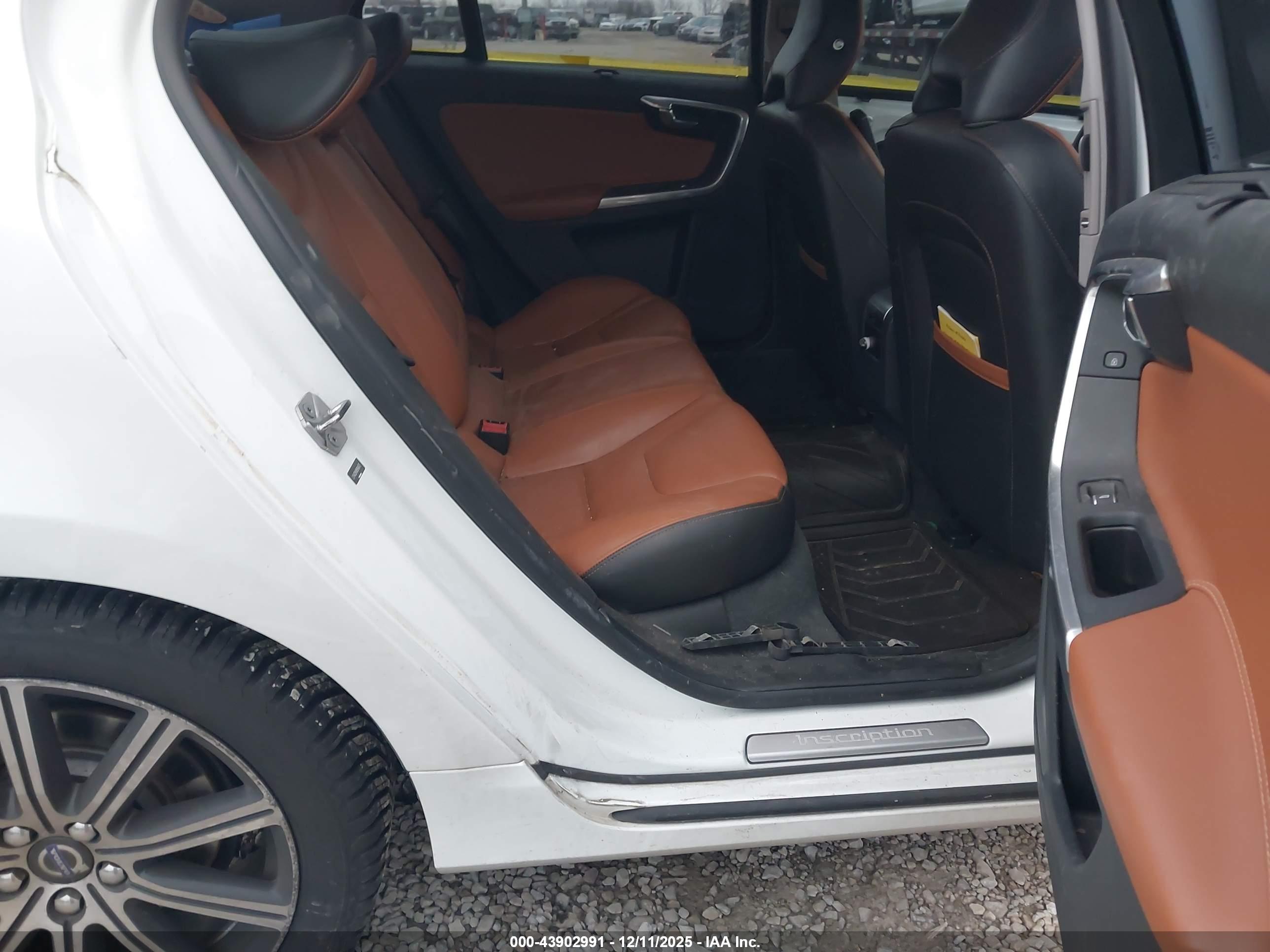 VOLVO S60 image 8