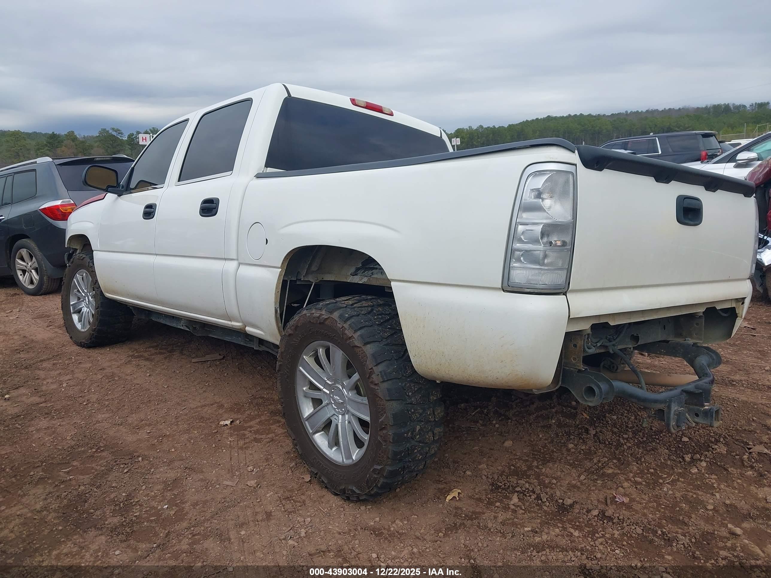 CHEVROLET SILVERADO image 3