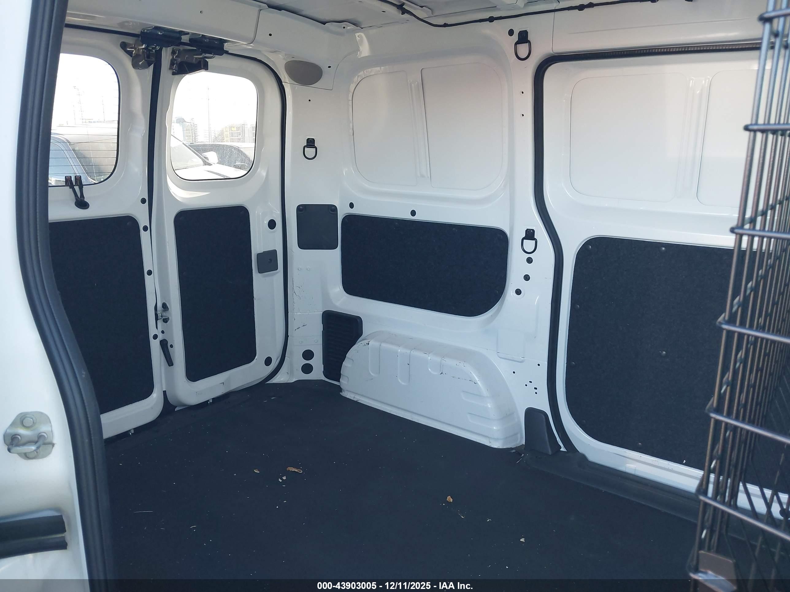 NISSAN NV200 image 8