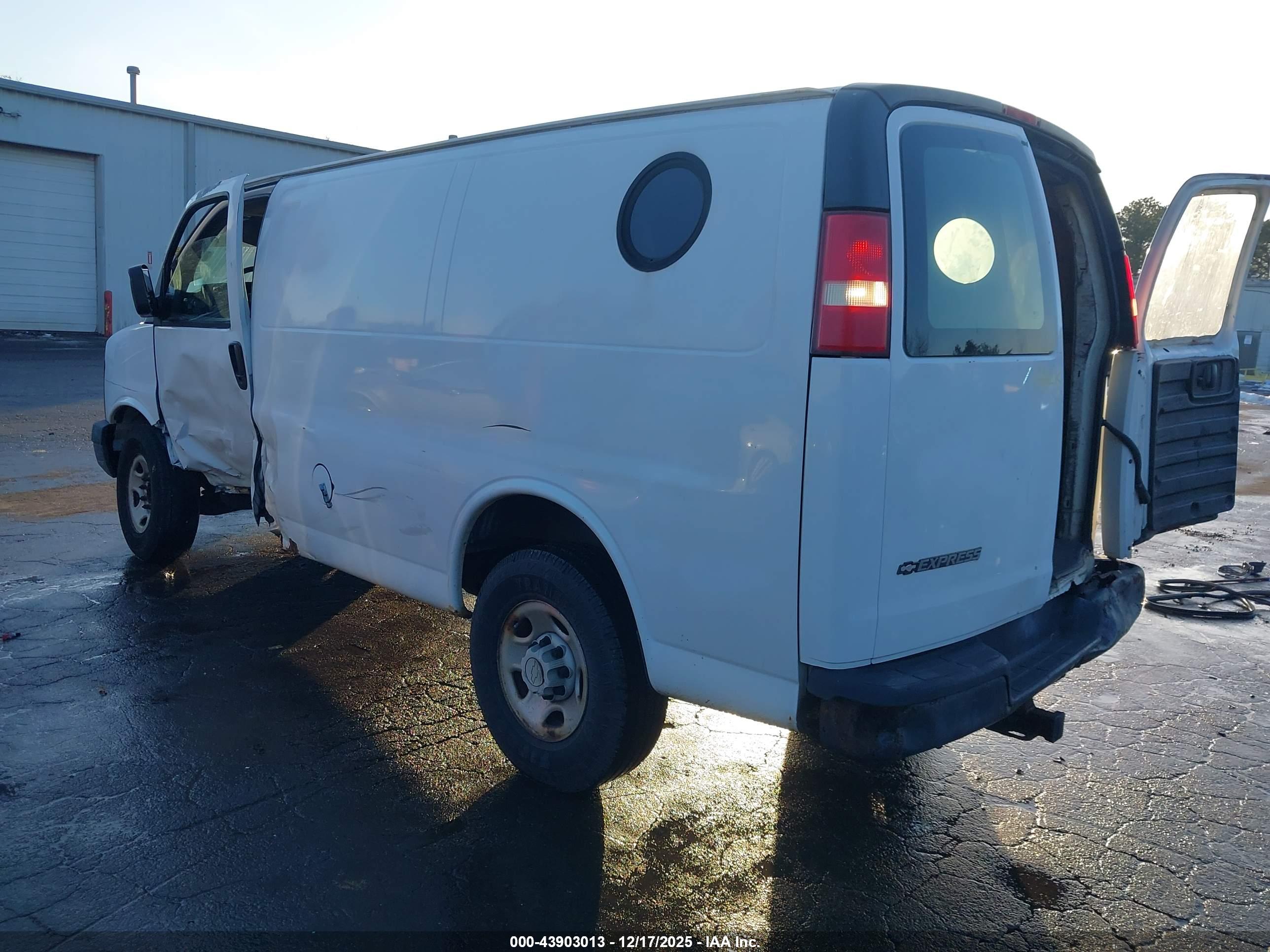 CHEVROLET EXPRESS image 3
