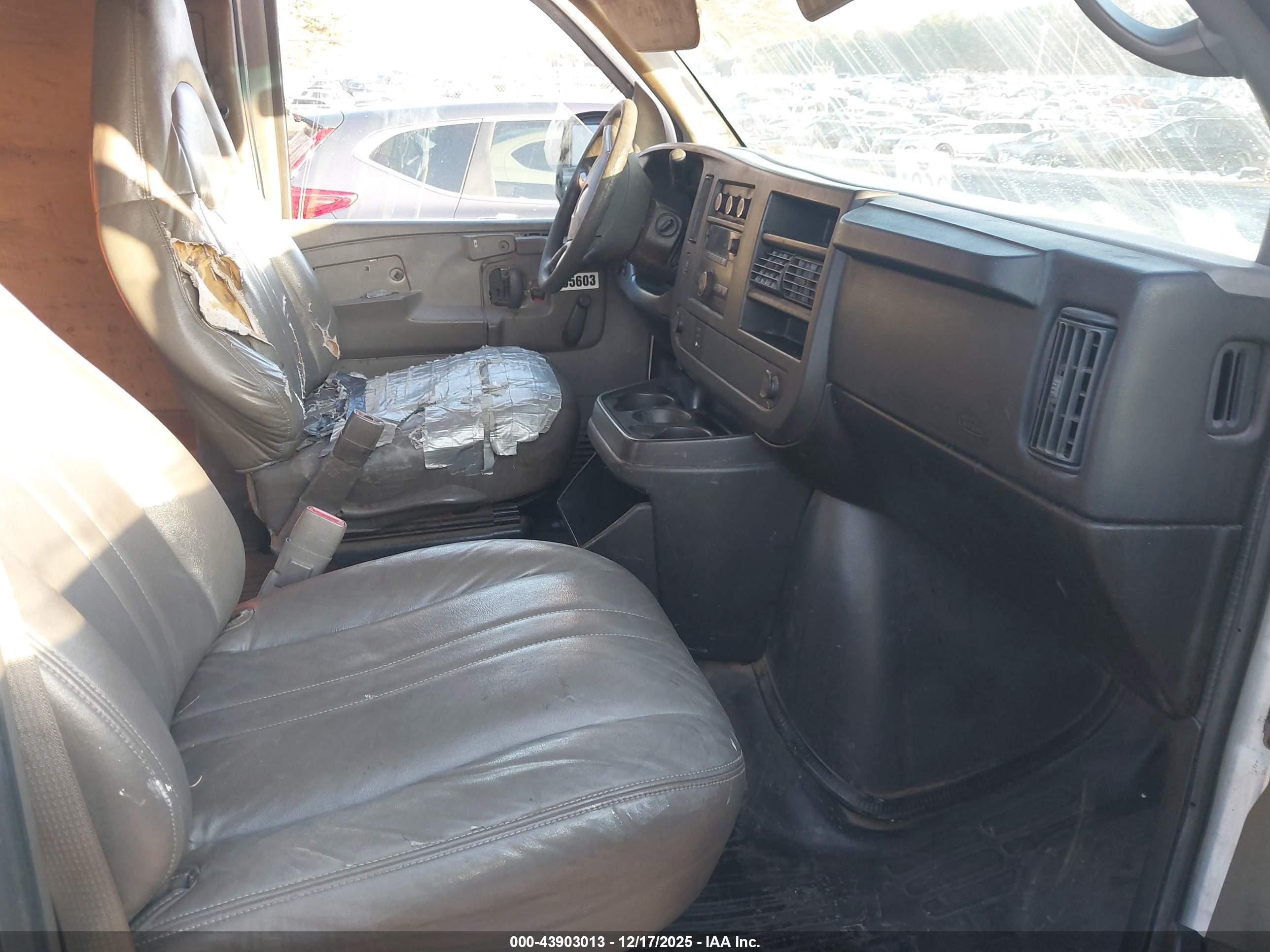 CHEVROLET EXPRESS image 5