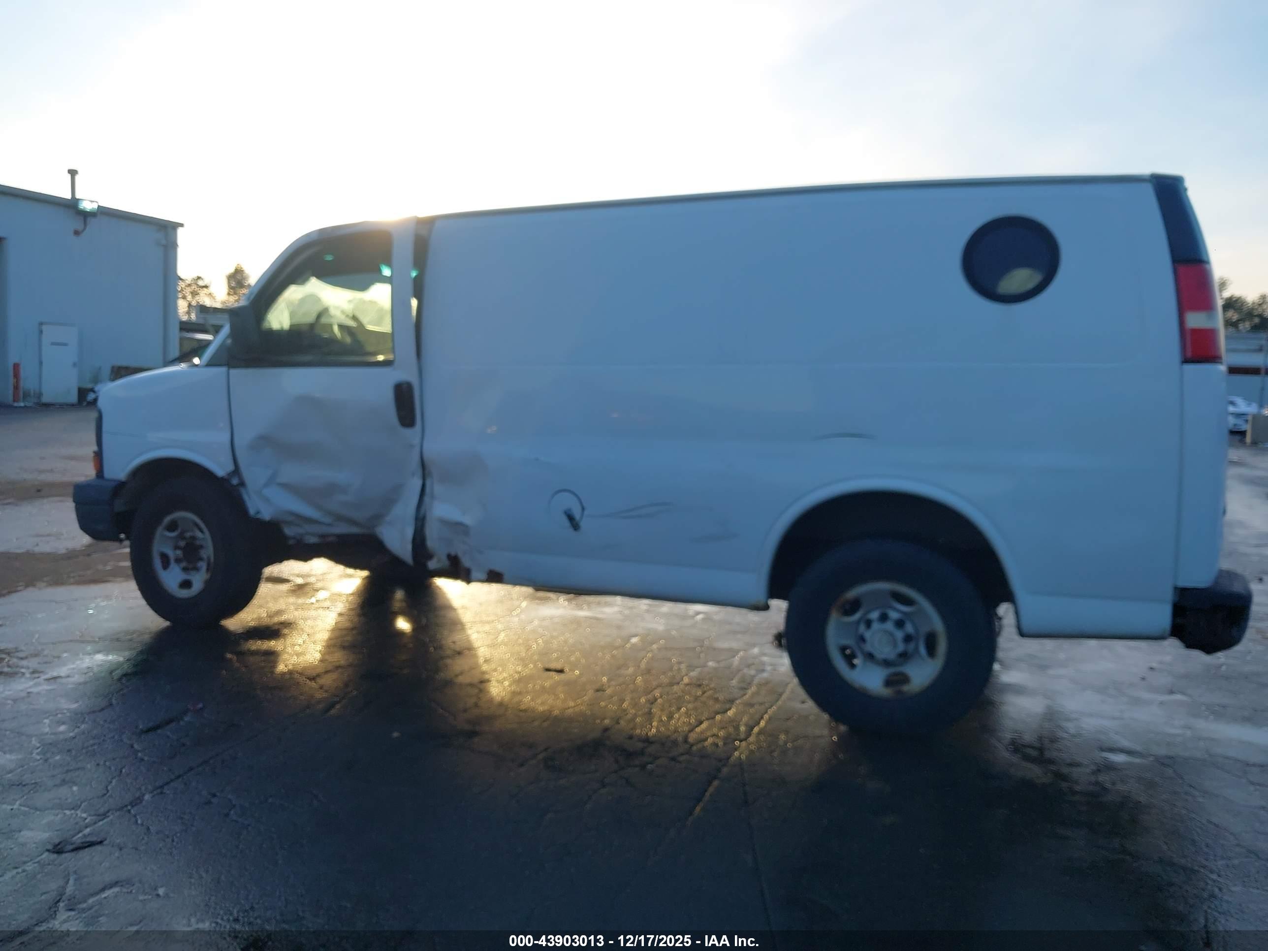 CHEVROLET EXPRESS image 6