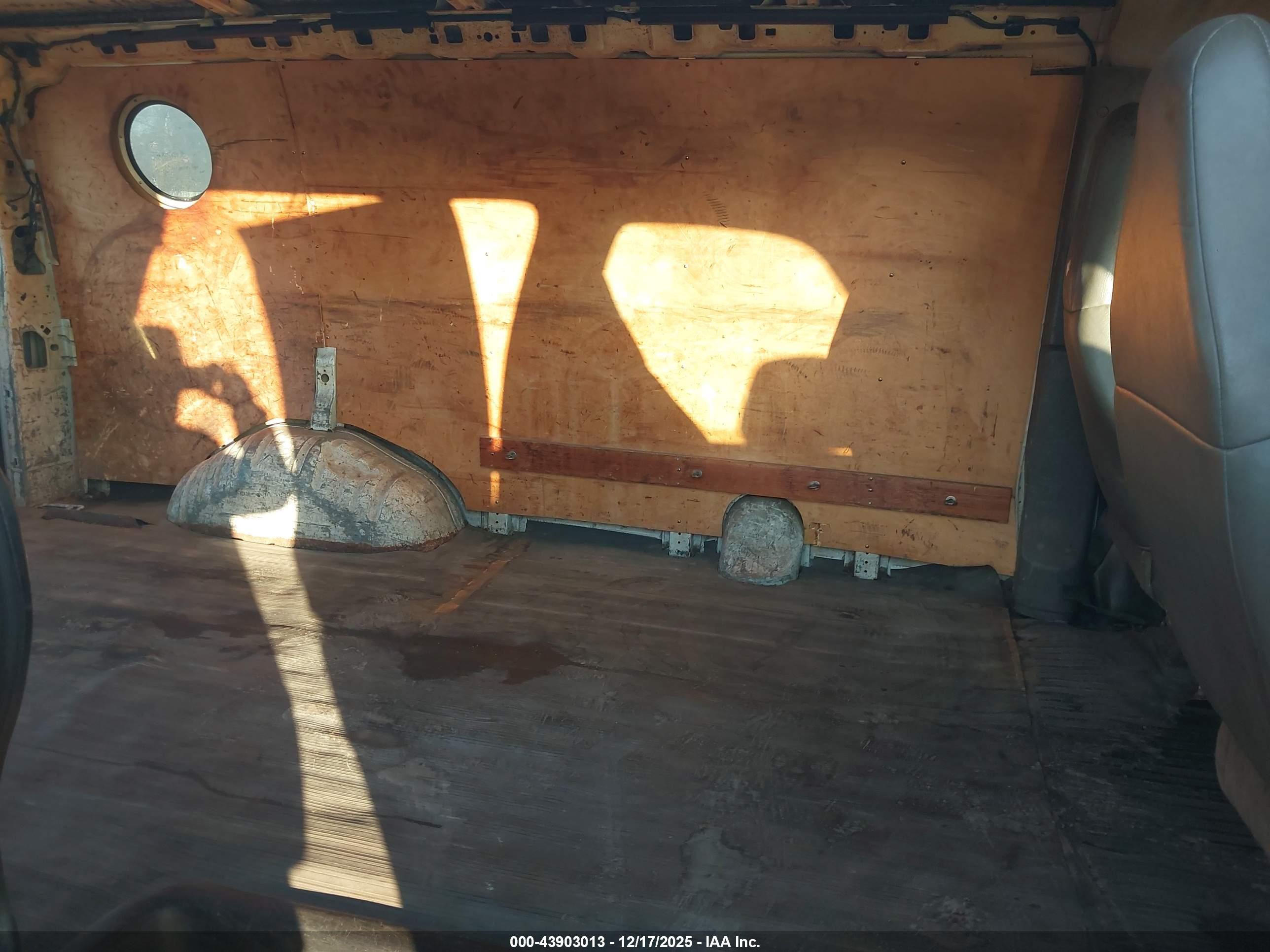 CHEVROLET EXPRESS image 8