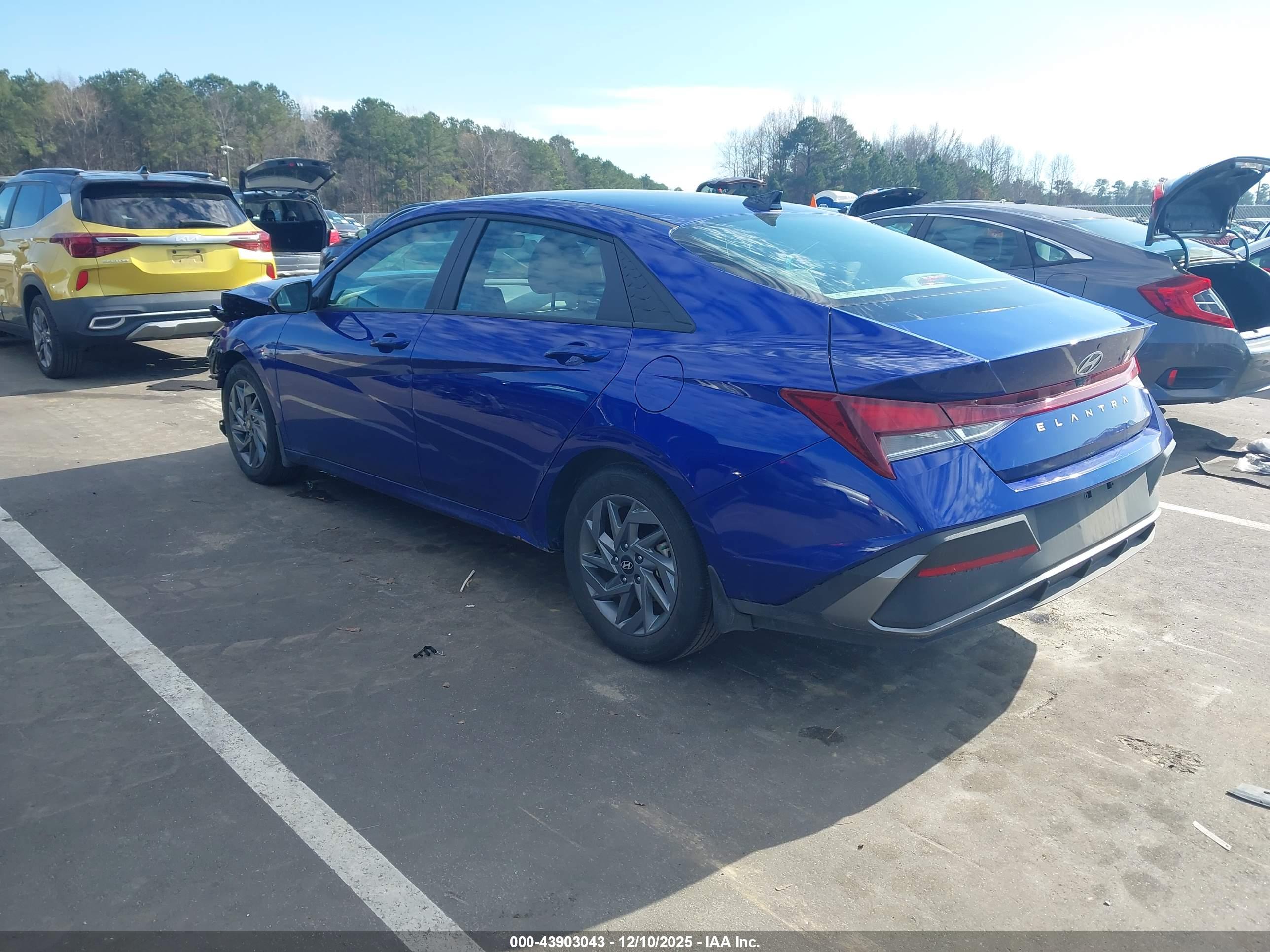 HYUNDAI ELANTRA image 3