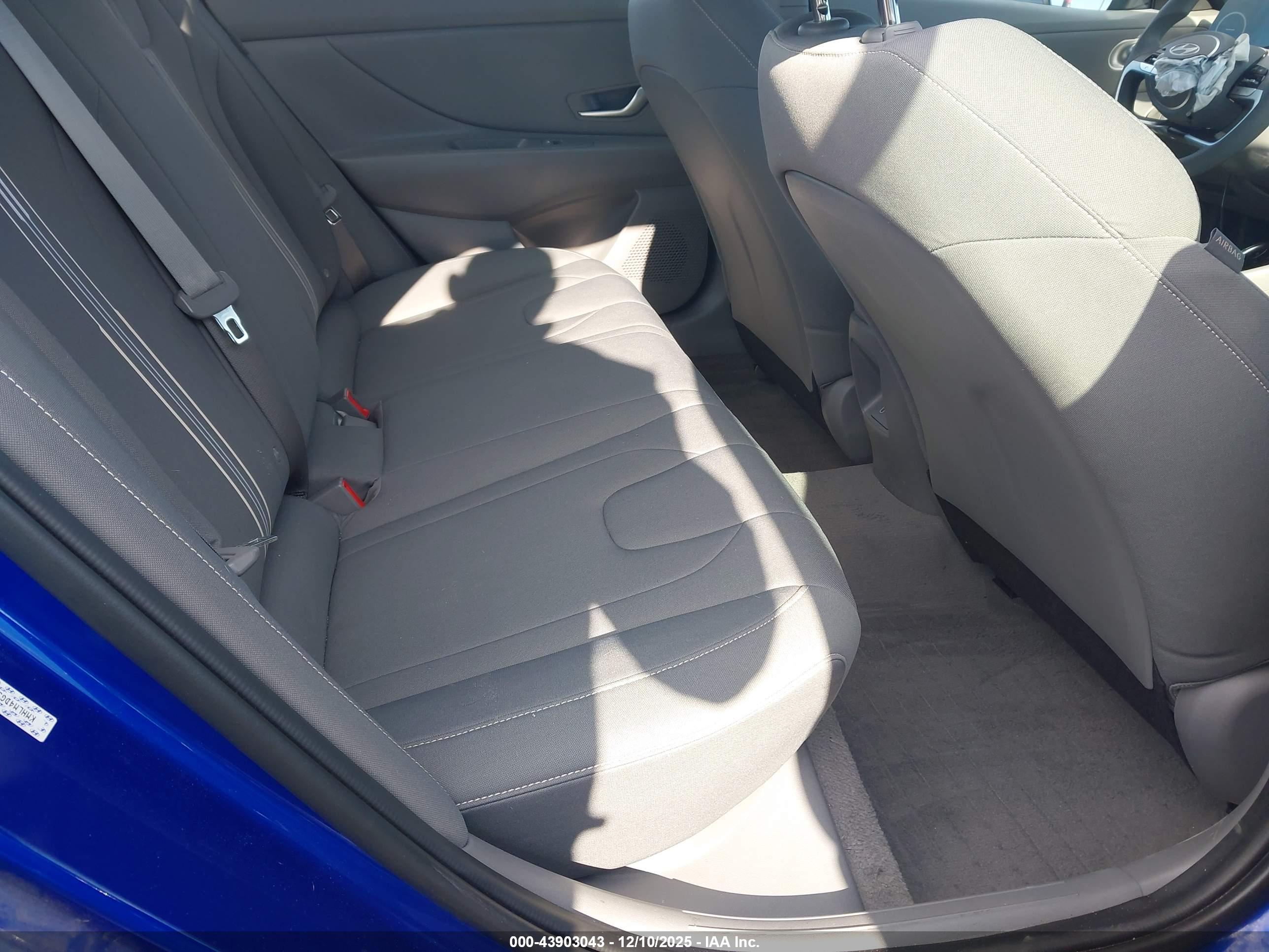 HYUNDAI ELANTRA image 8
