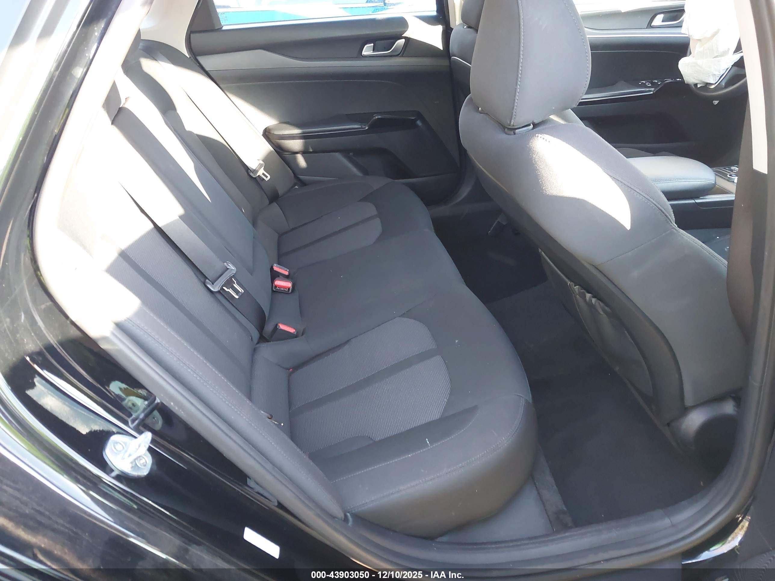 KIA K5 image 8