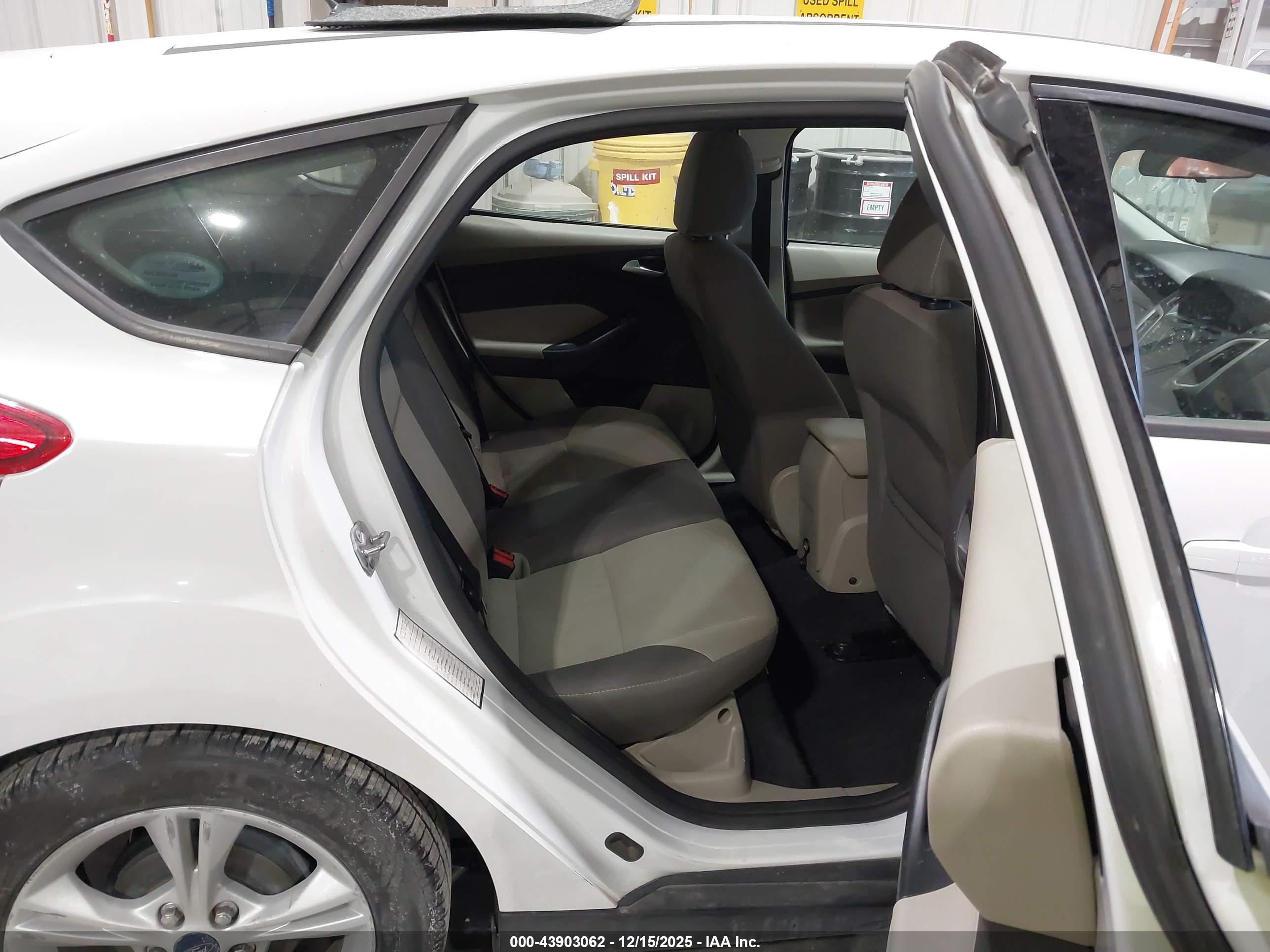 FORD FOCUS image 8