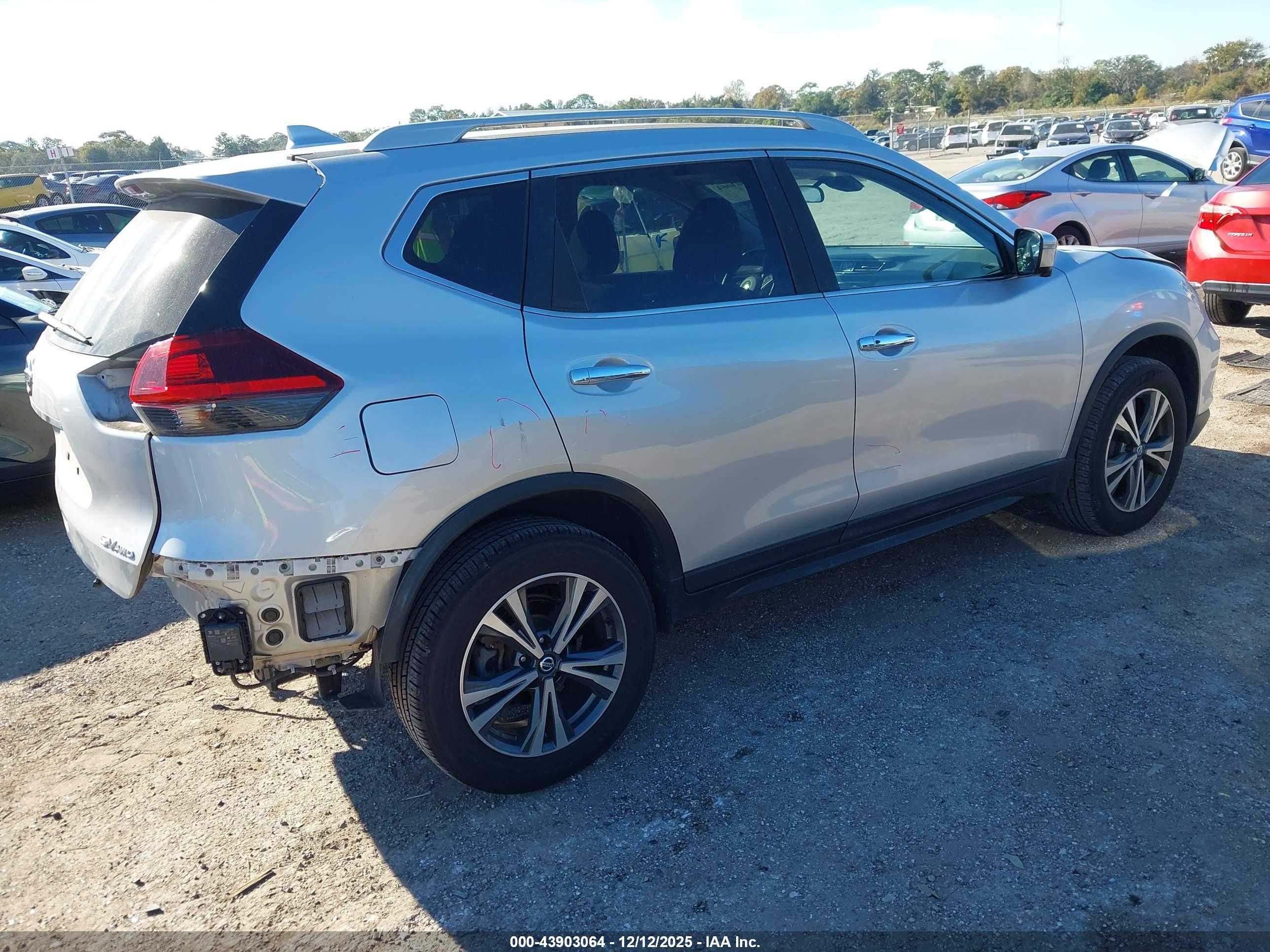 NISSAN ROGUE image 4