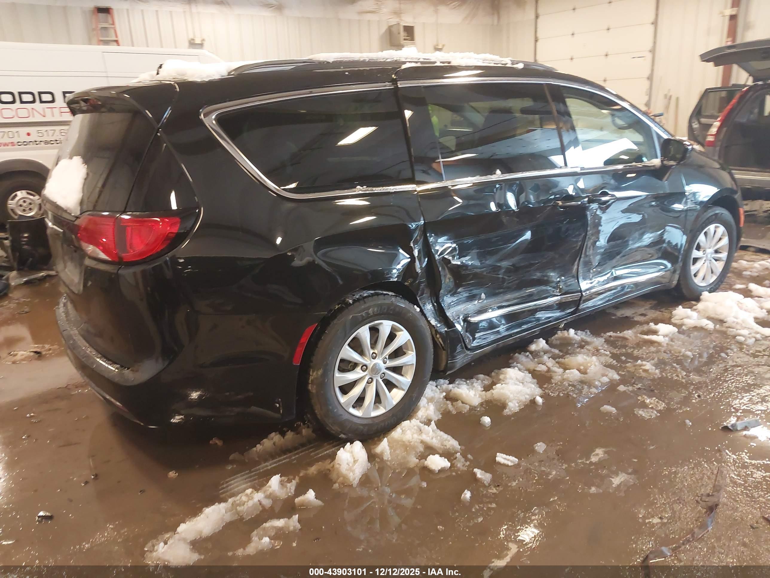 CHRYSLER PACIFICA image 4