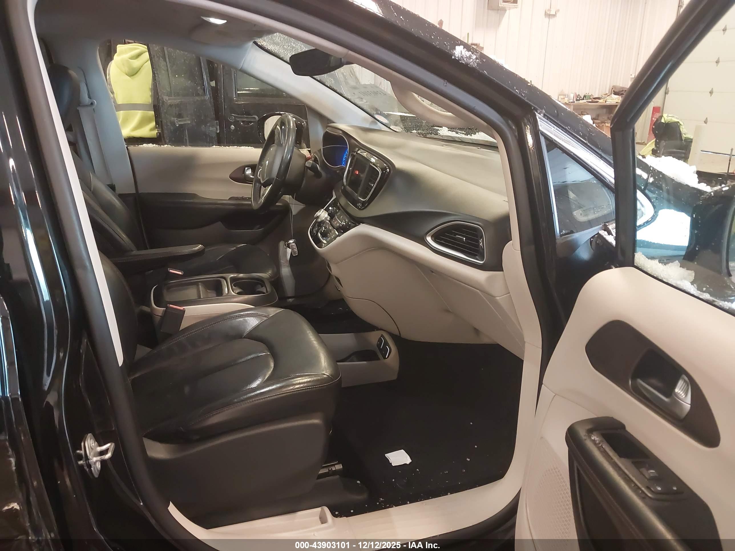 CHRYSLER PACIFICA image 5