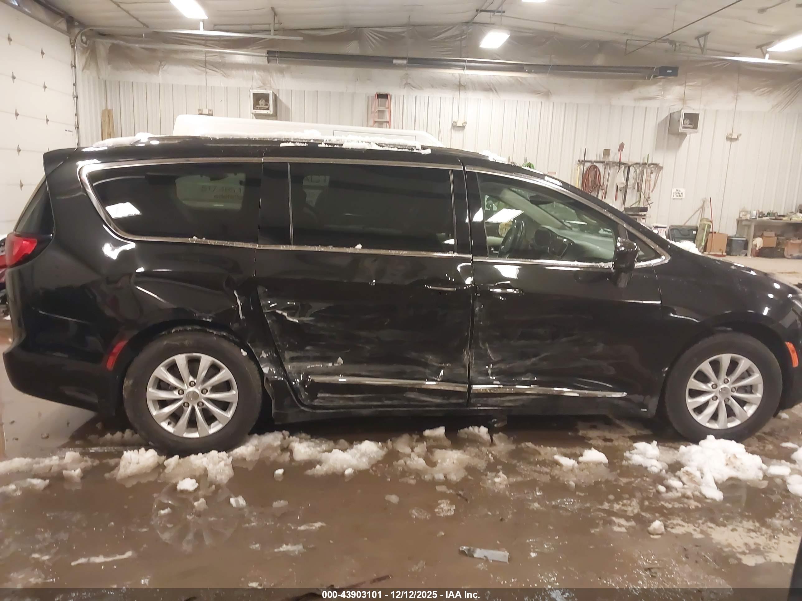 CHRYSLER PACIFICA image 6