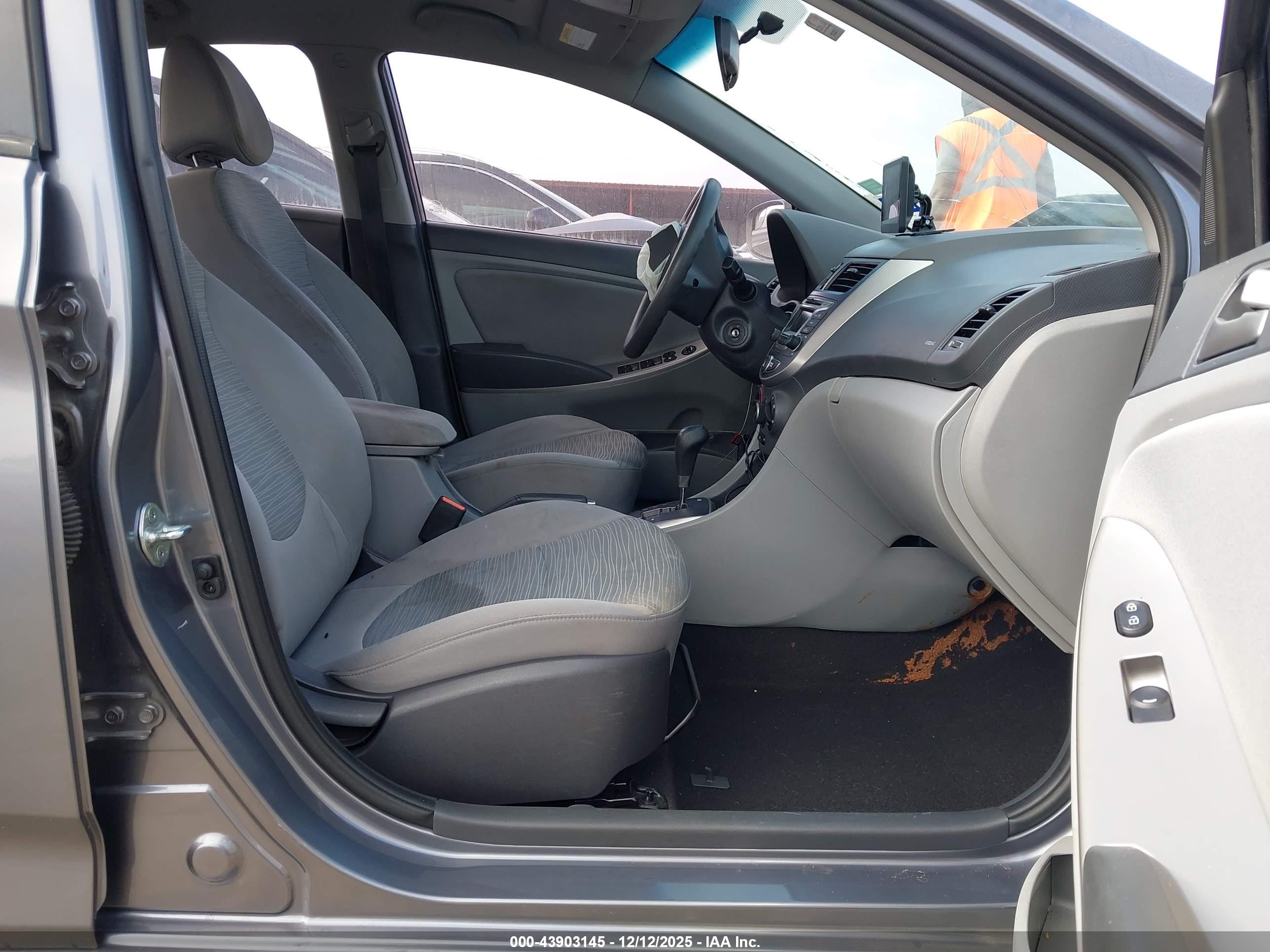 HYUNDAI ACCENT image 5