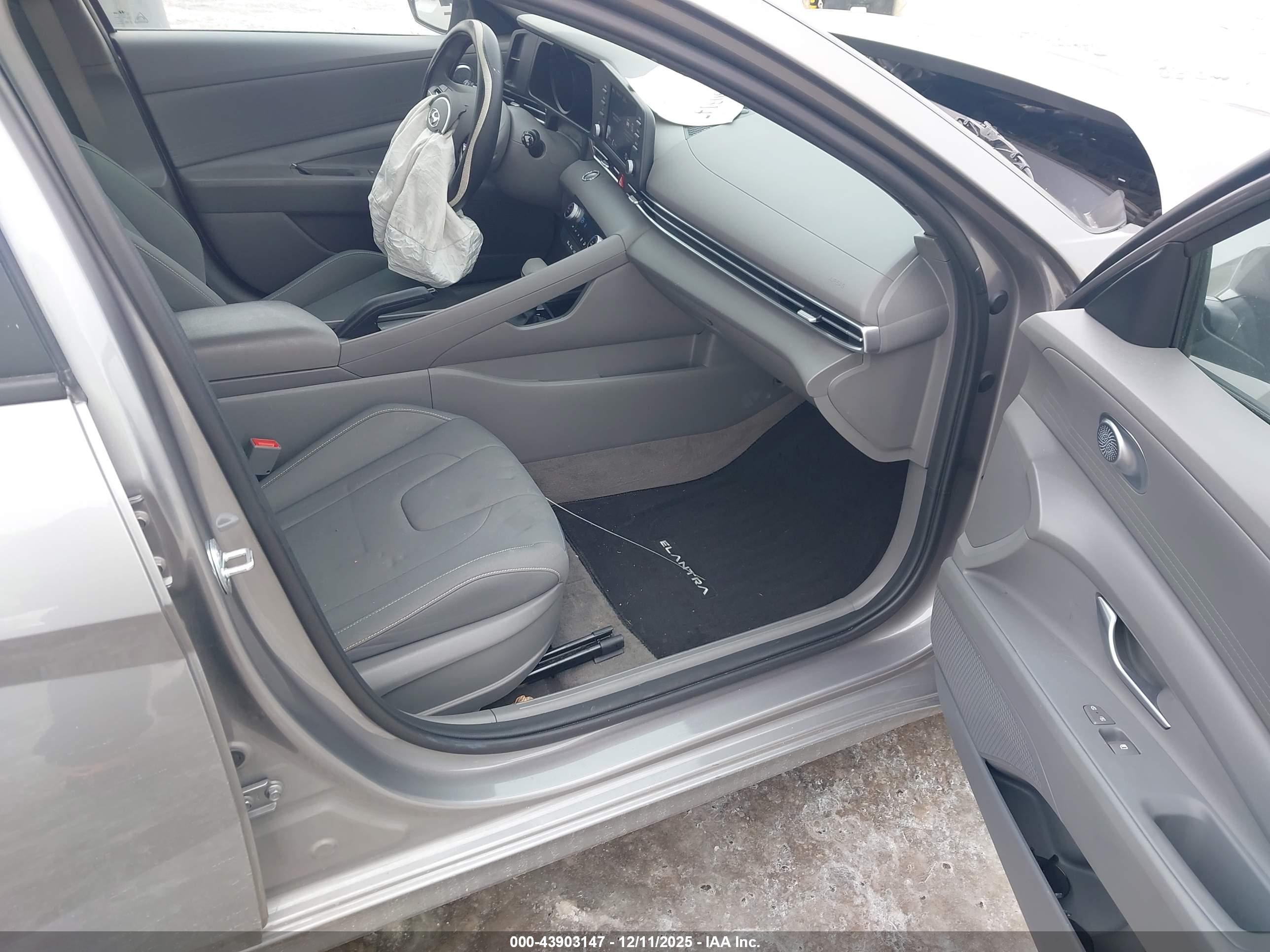 HYUNDAI ELANTRA image 5